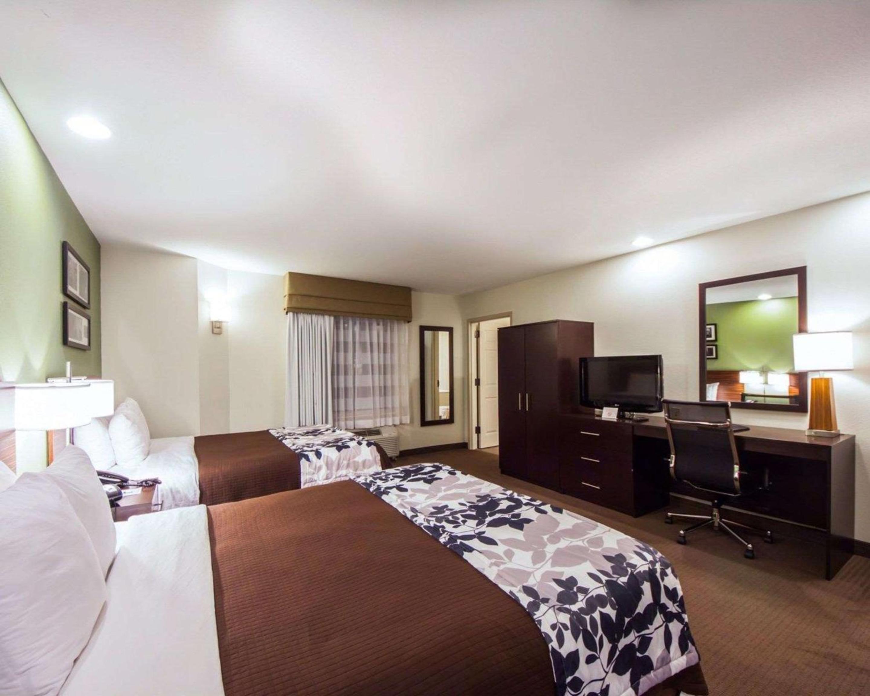 Queen Room with Two Queen Beds - Non-Smoking - Photo 3