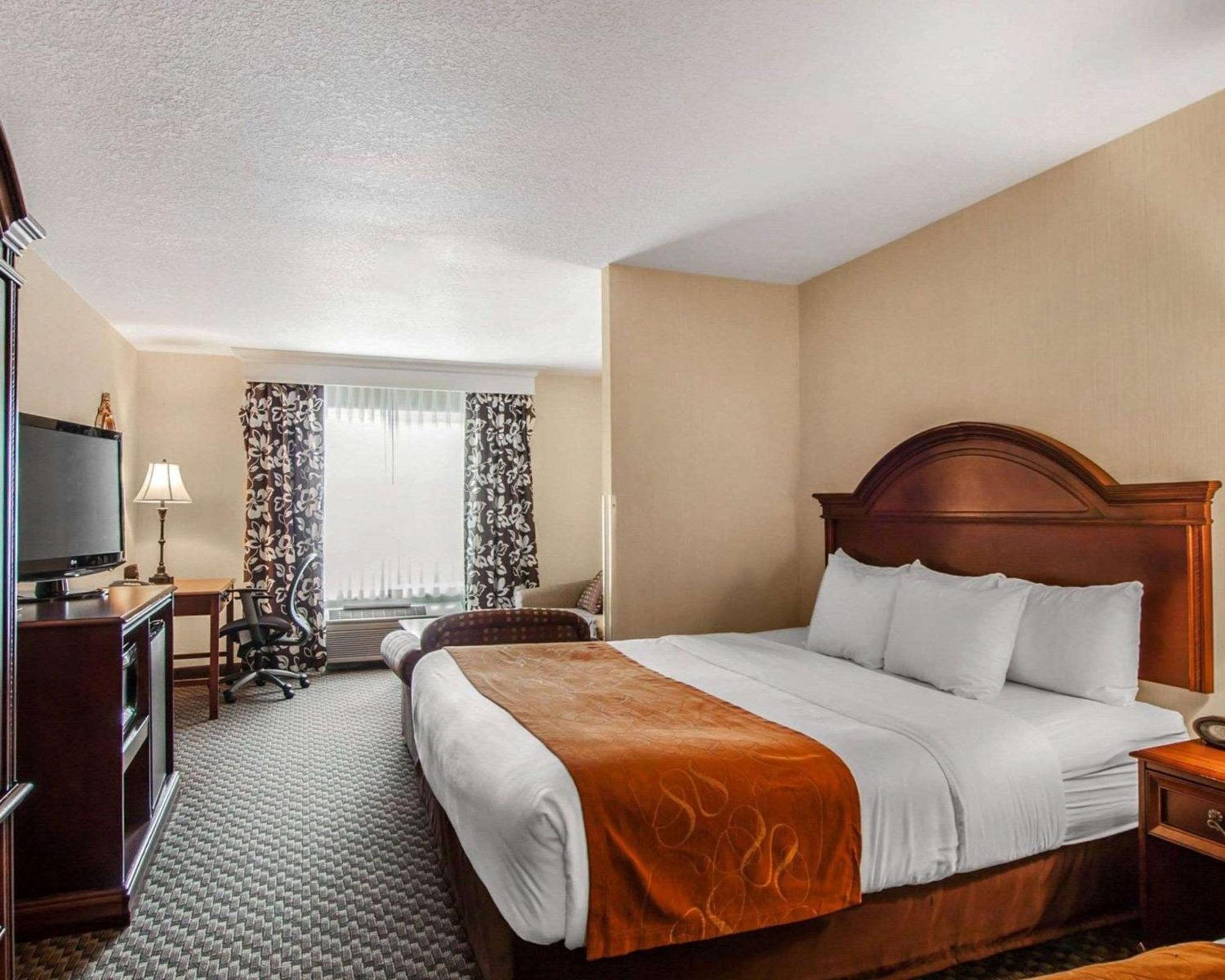 Superior King Suite - Non-Smoking - Photo 3