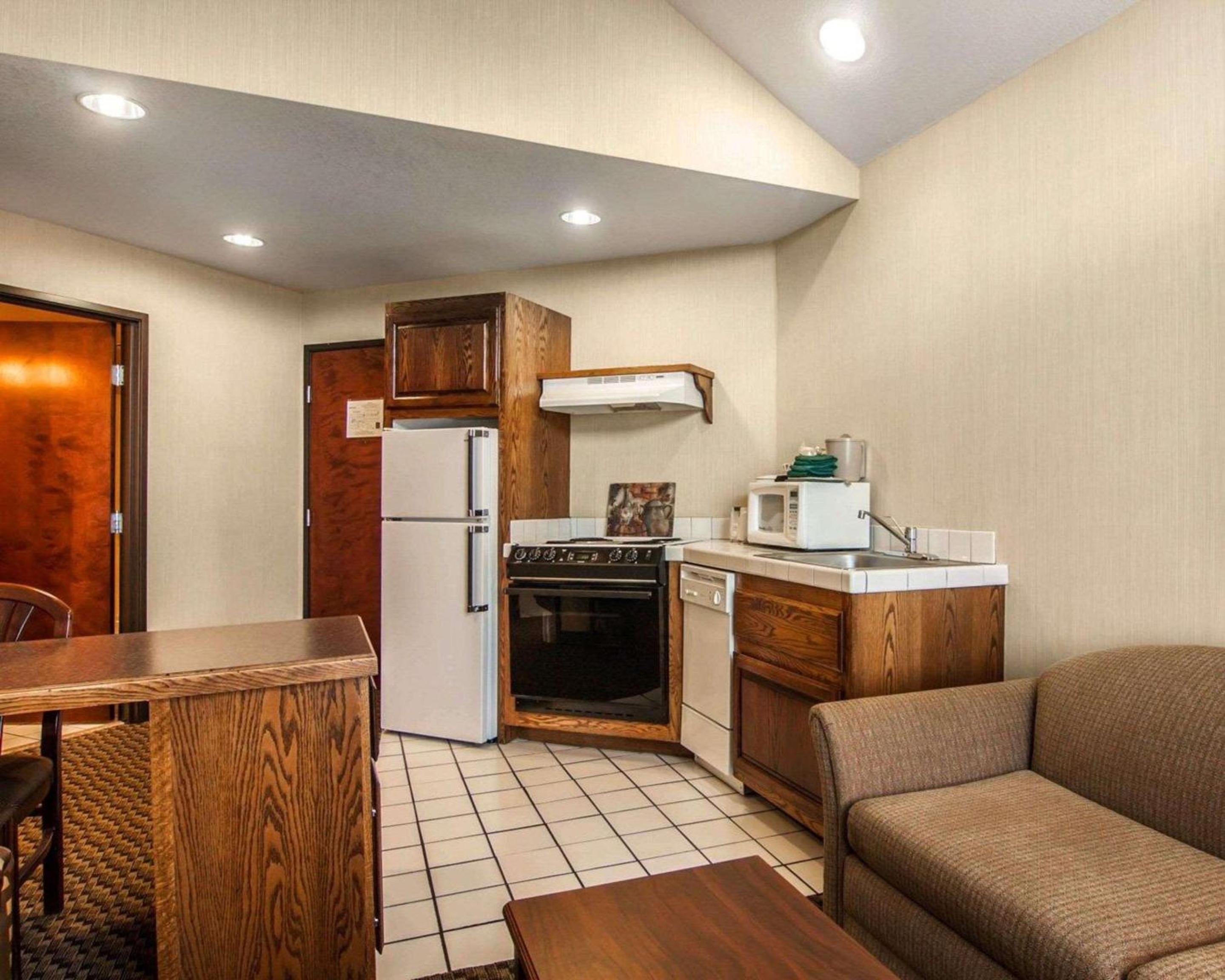 Efficiency King Suite with Sofa Bed - Photo 3