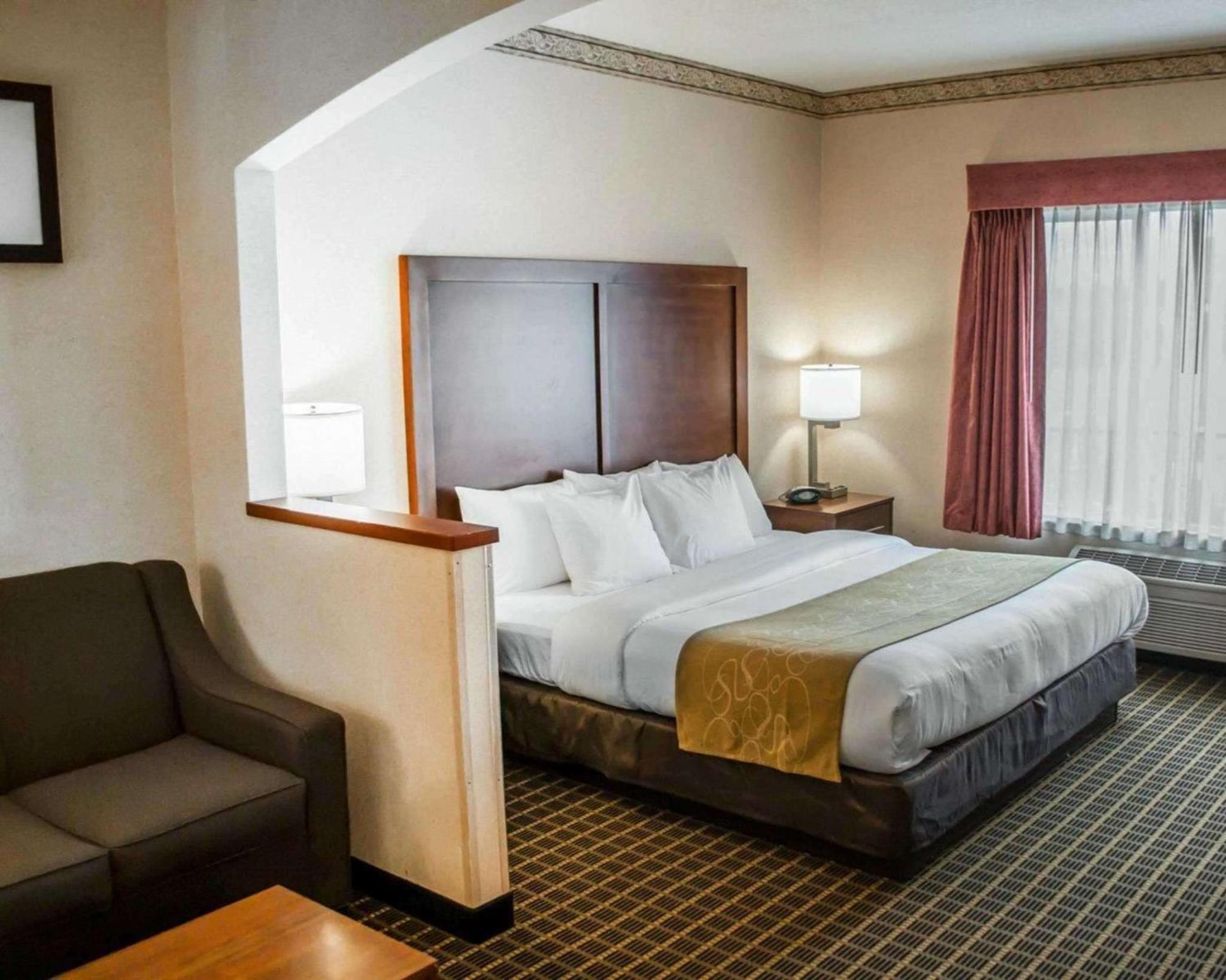 King Suite - Non-Smoking - Photo 2