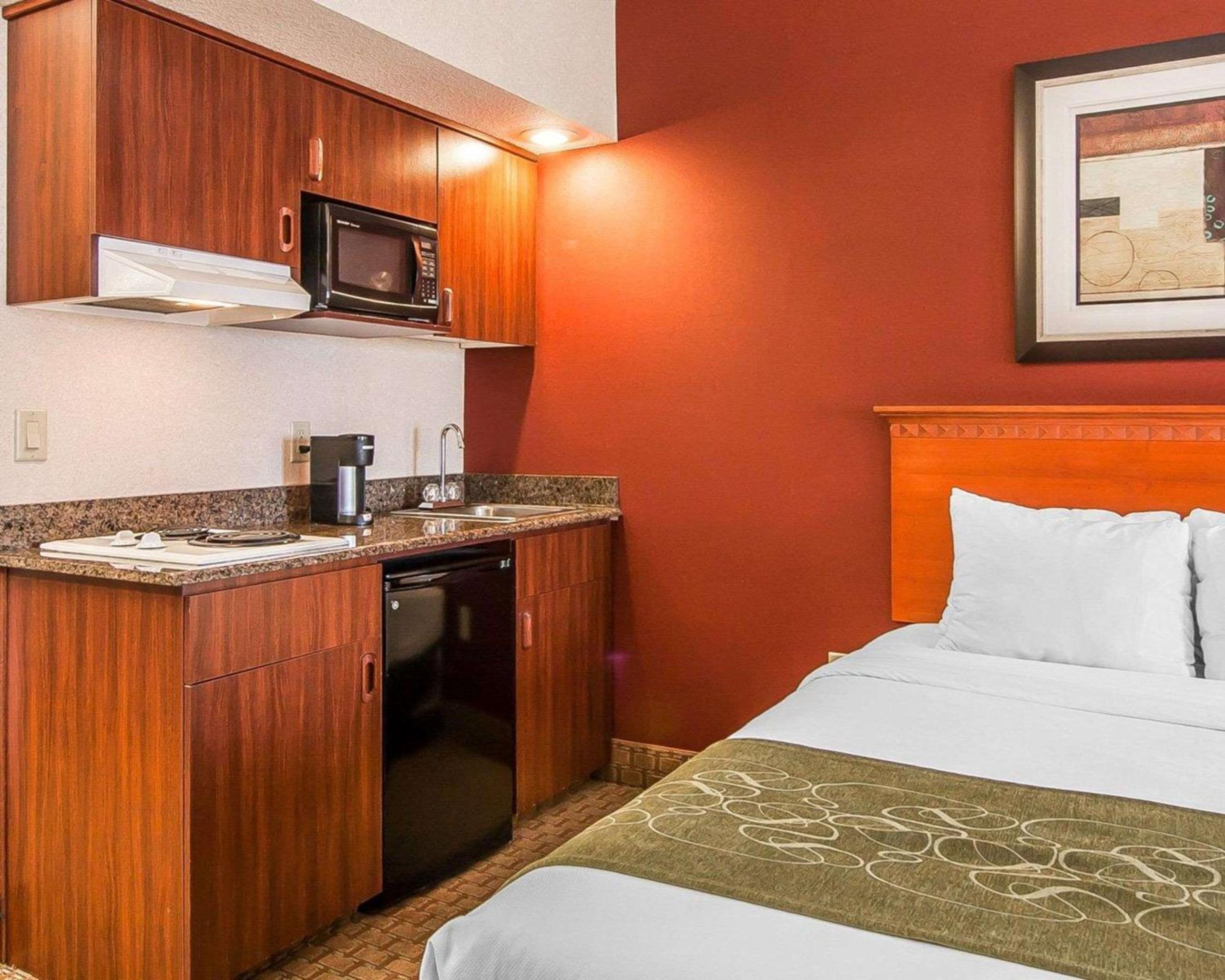 Executive Queen Suite with Two Queen Beds - Non-Smoking