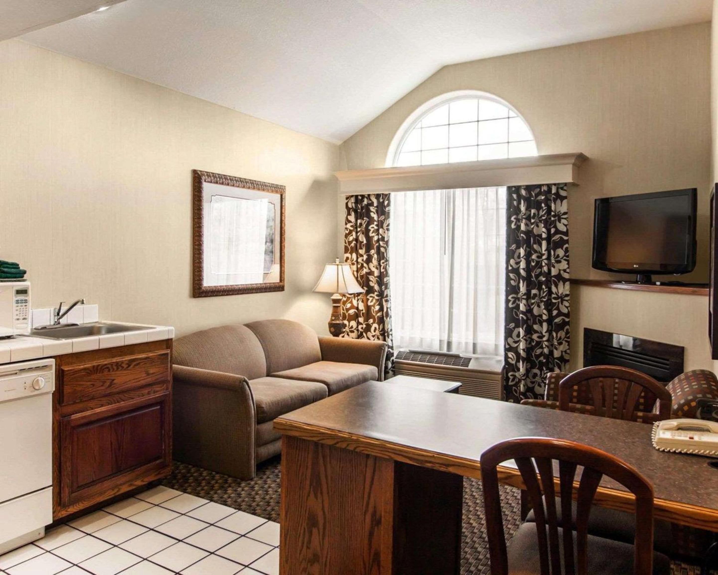 Efficiency King Suite with Sofa Bed - Photo 4