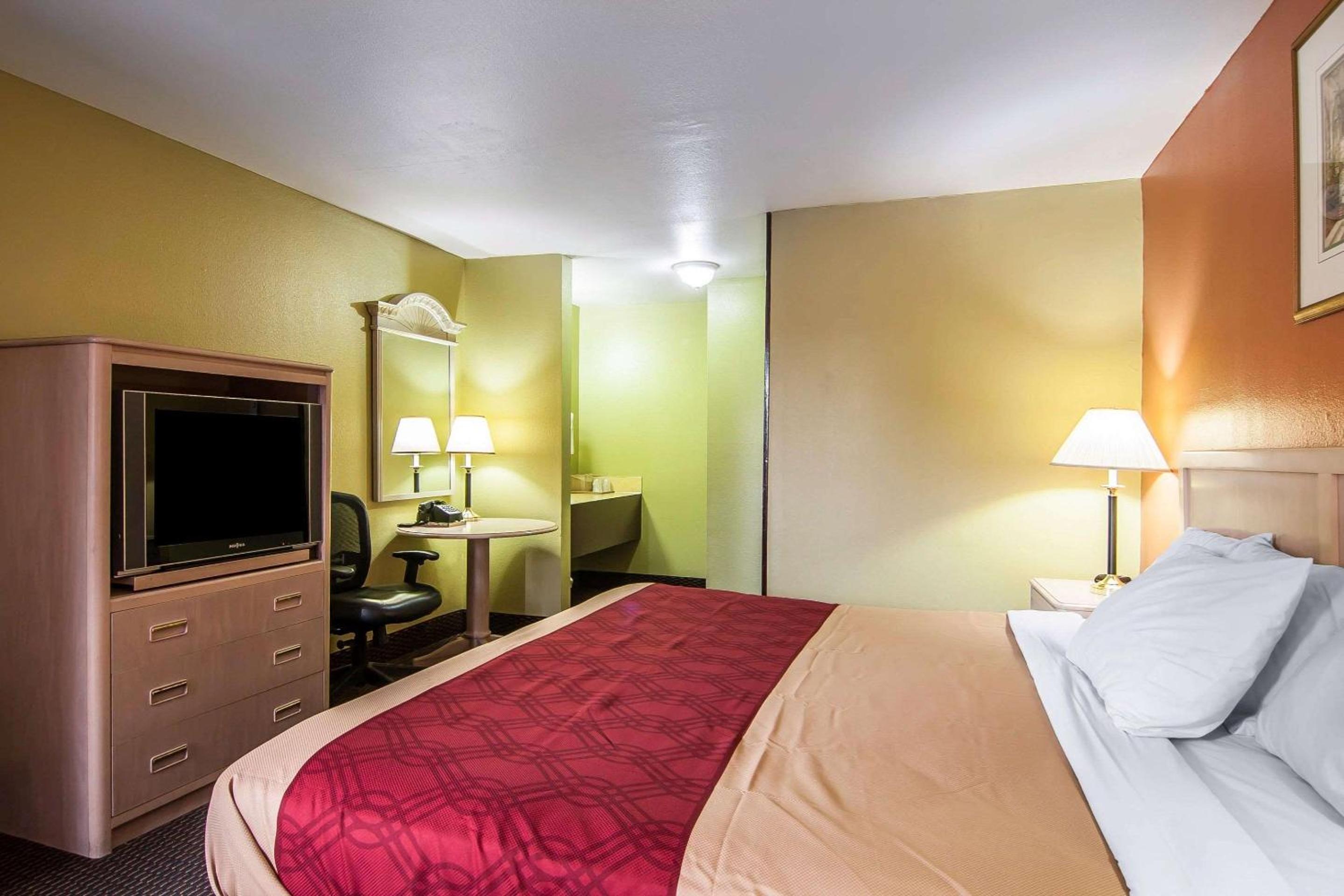King Room - Non-Smoking - Photo 4