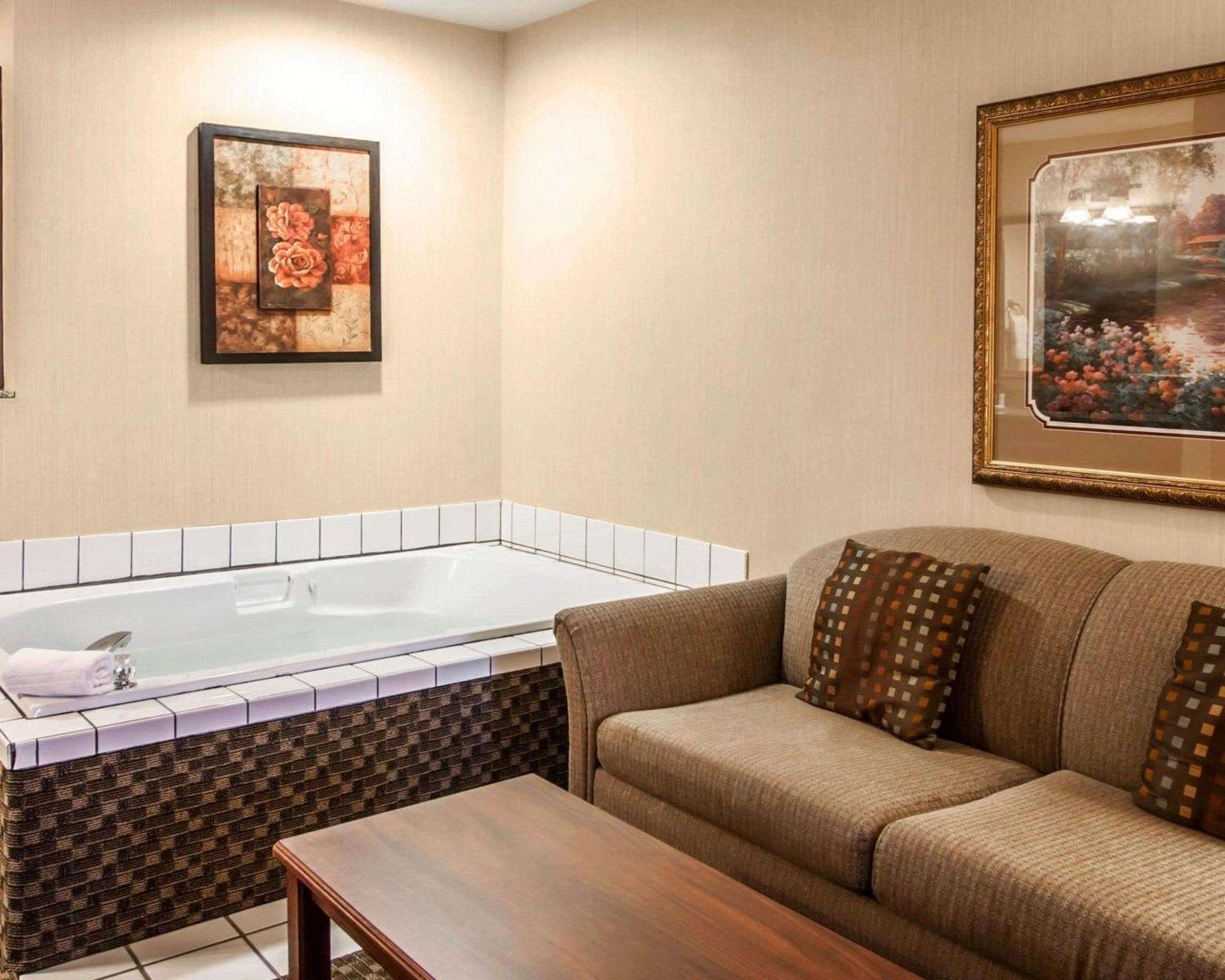Deluxe King Suite - Non-Smoking - Photo 3