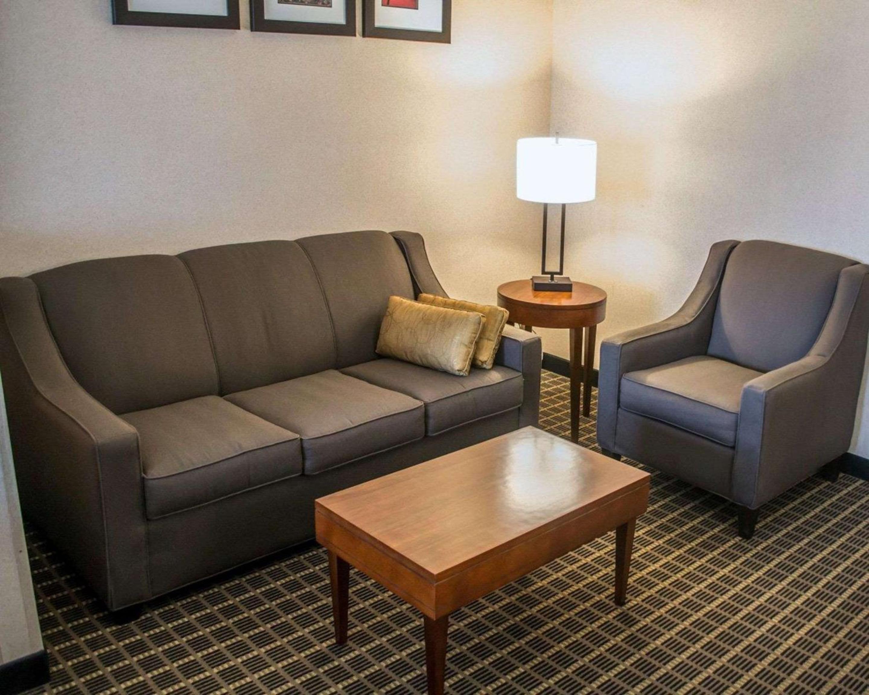 Queen Suite - Non-Smoking - Photo 5