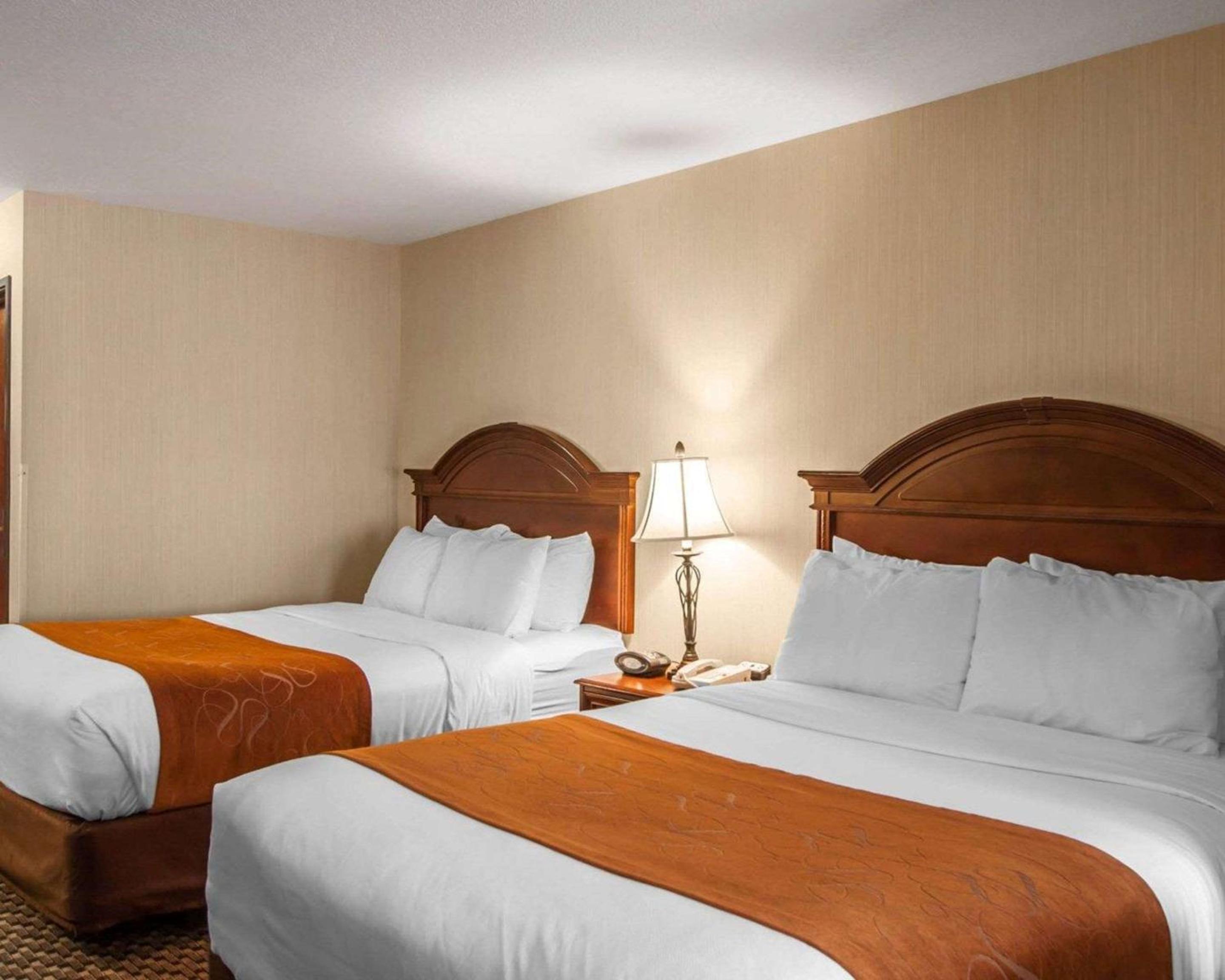 Queen Room with Two Queen Beds - Non-Smoking - Photo 4