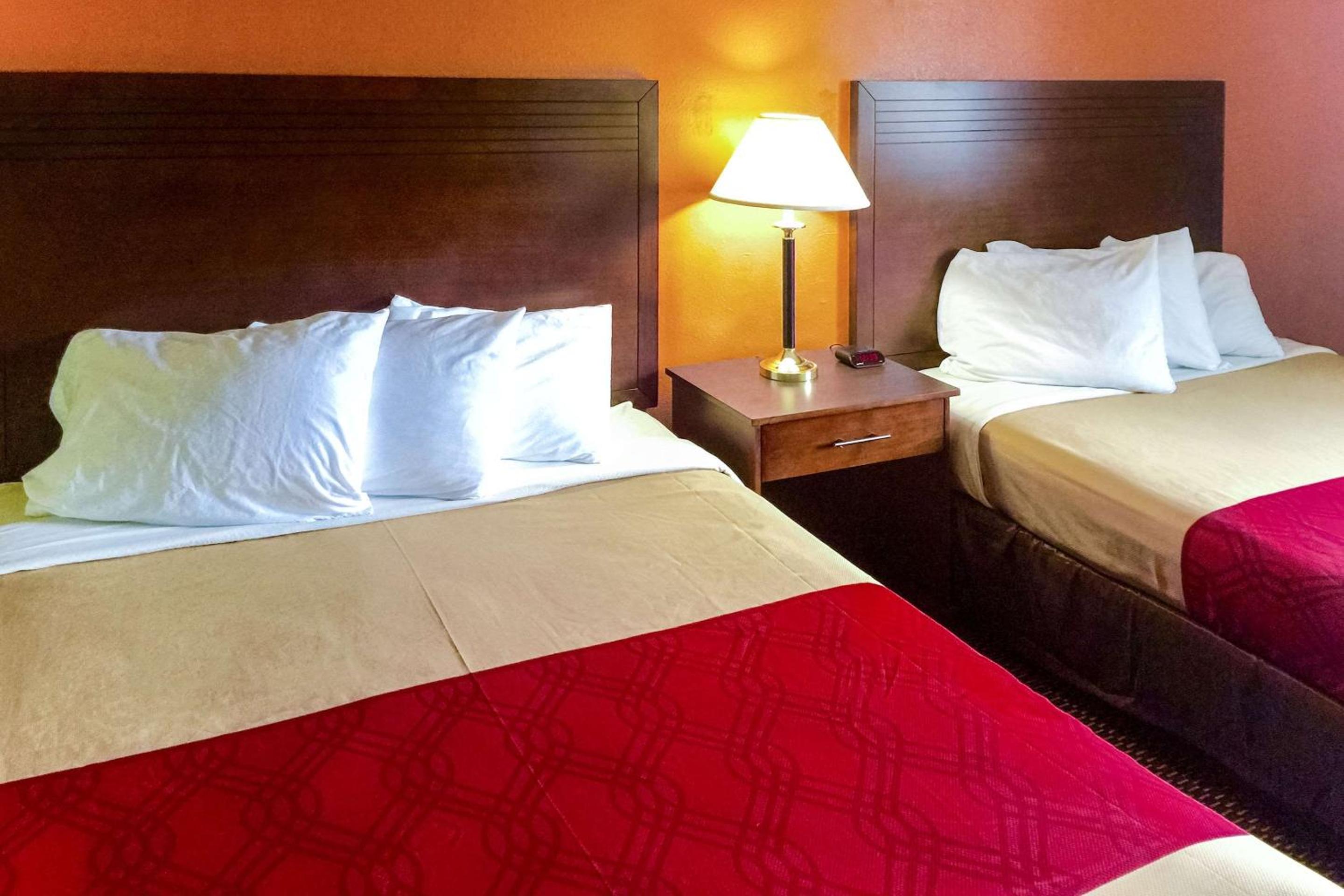 Queen Room with Two Queen Beds - Non-Smoking - Photo 3