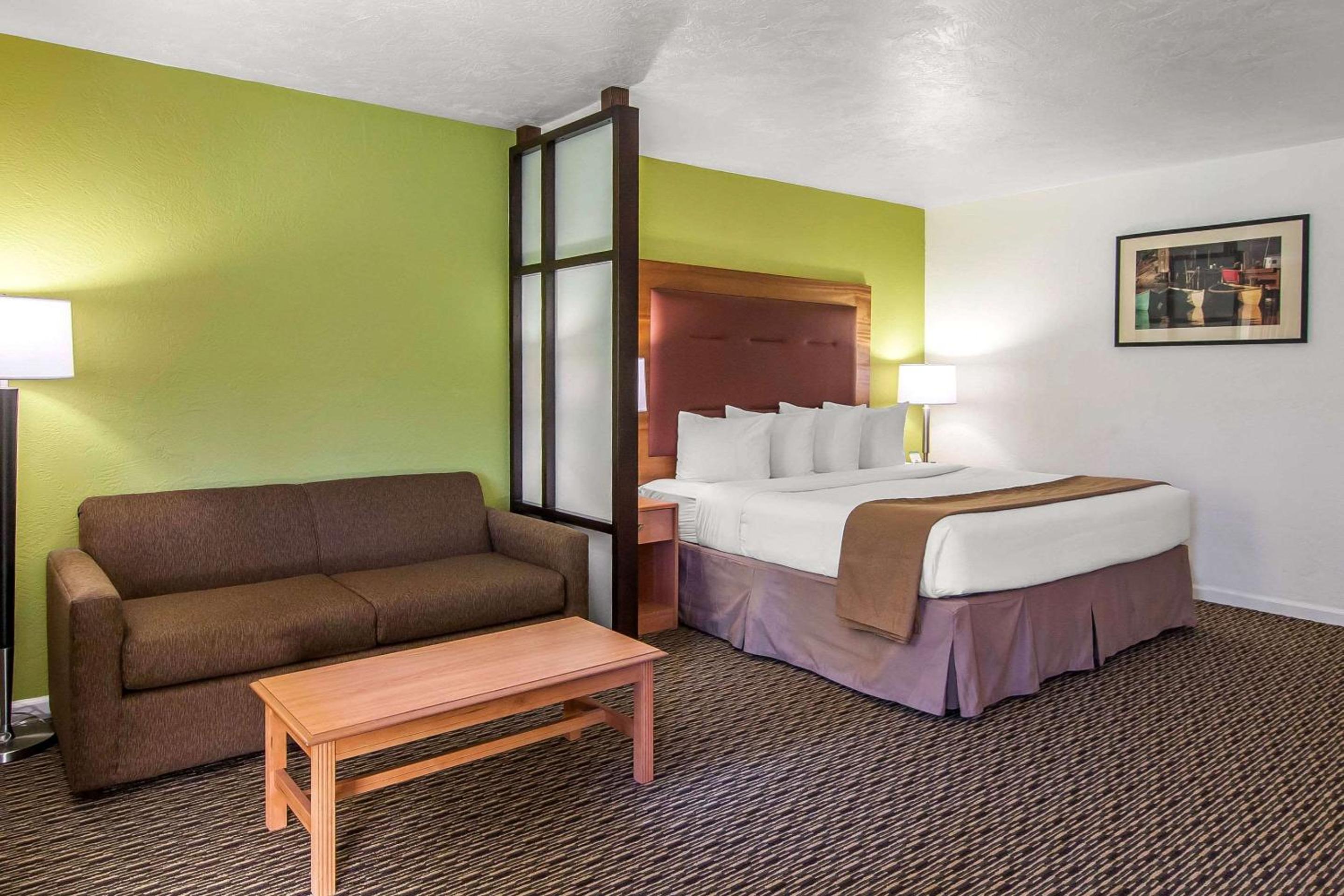 King Suite - Non-Smoking - Photo 4