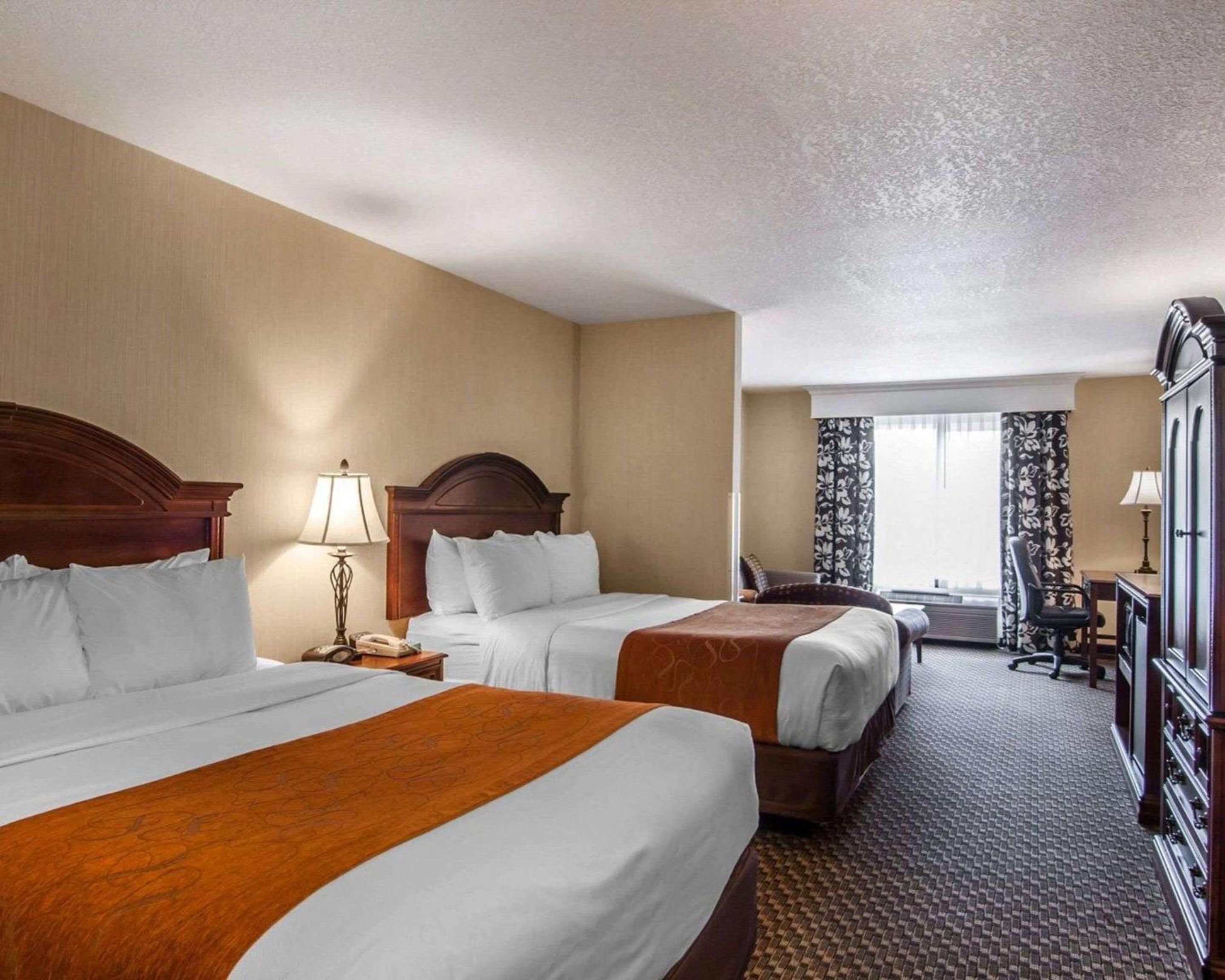 Queen Room with Two Queen Beds - Non-Smoking - Photo 1
