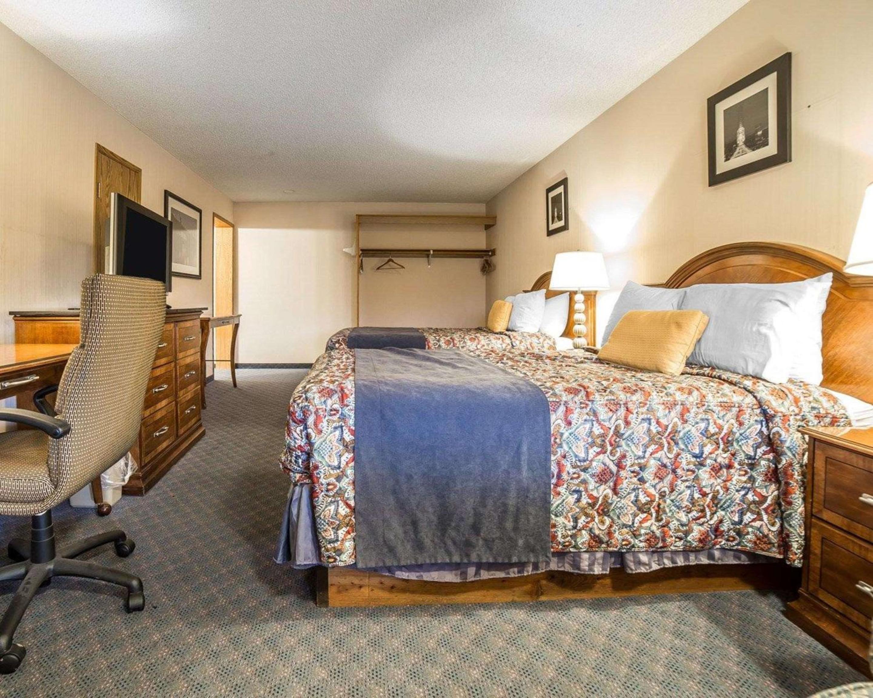 Queen Room with Two Queen Beds - Non-Smoking - Photo 4
