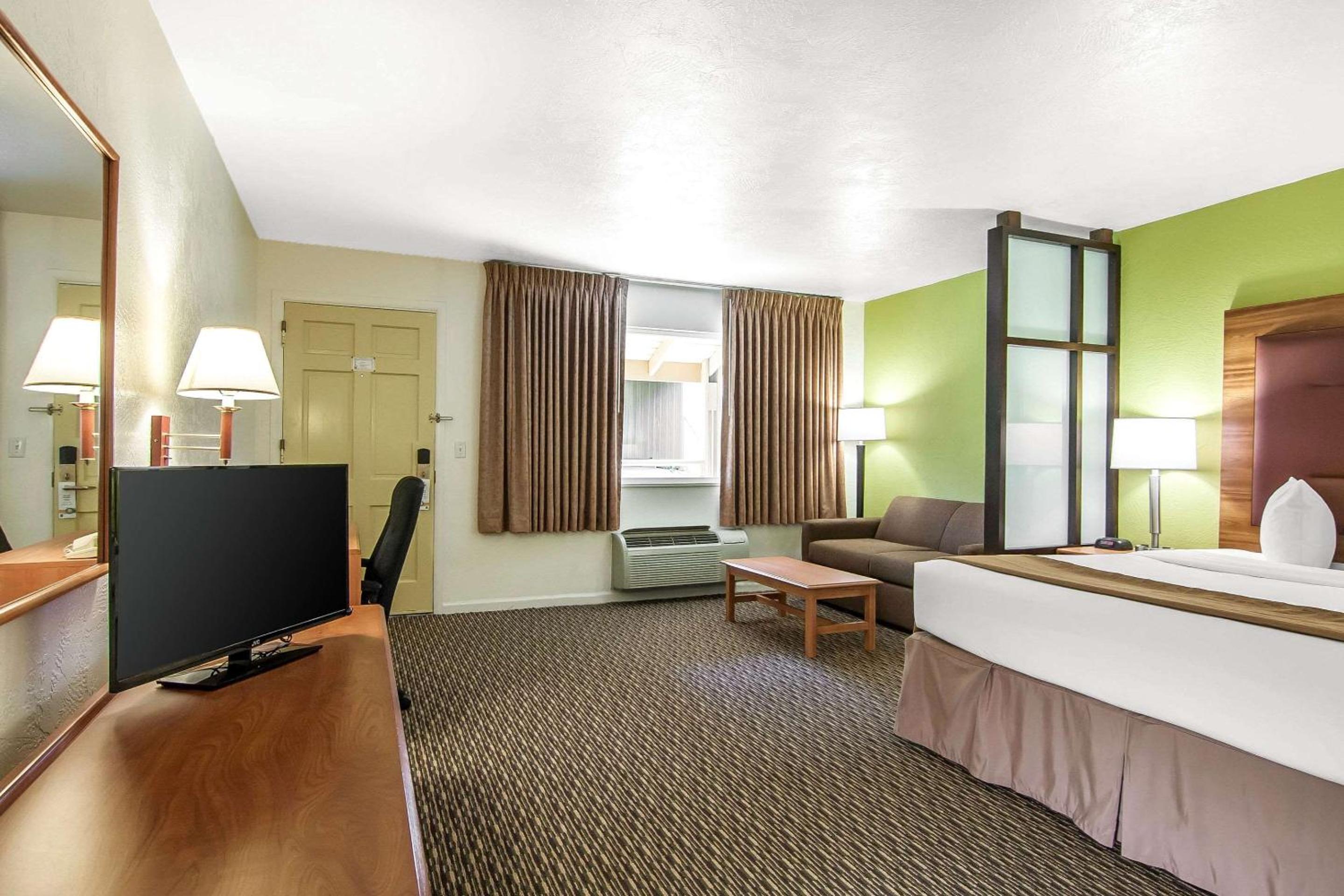 King Suite - Non-Smoking - Photo 5