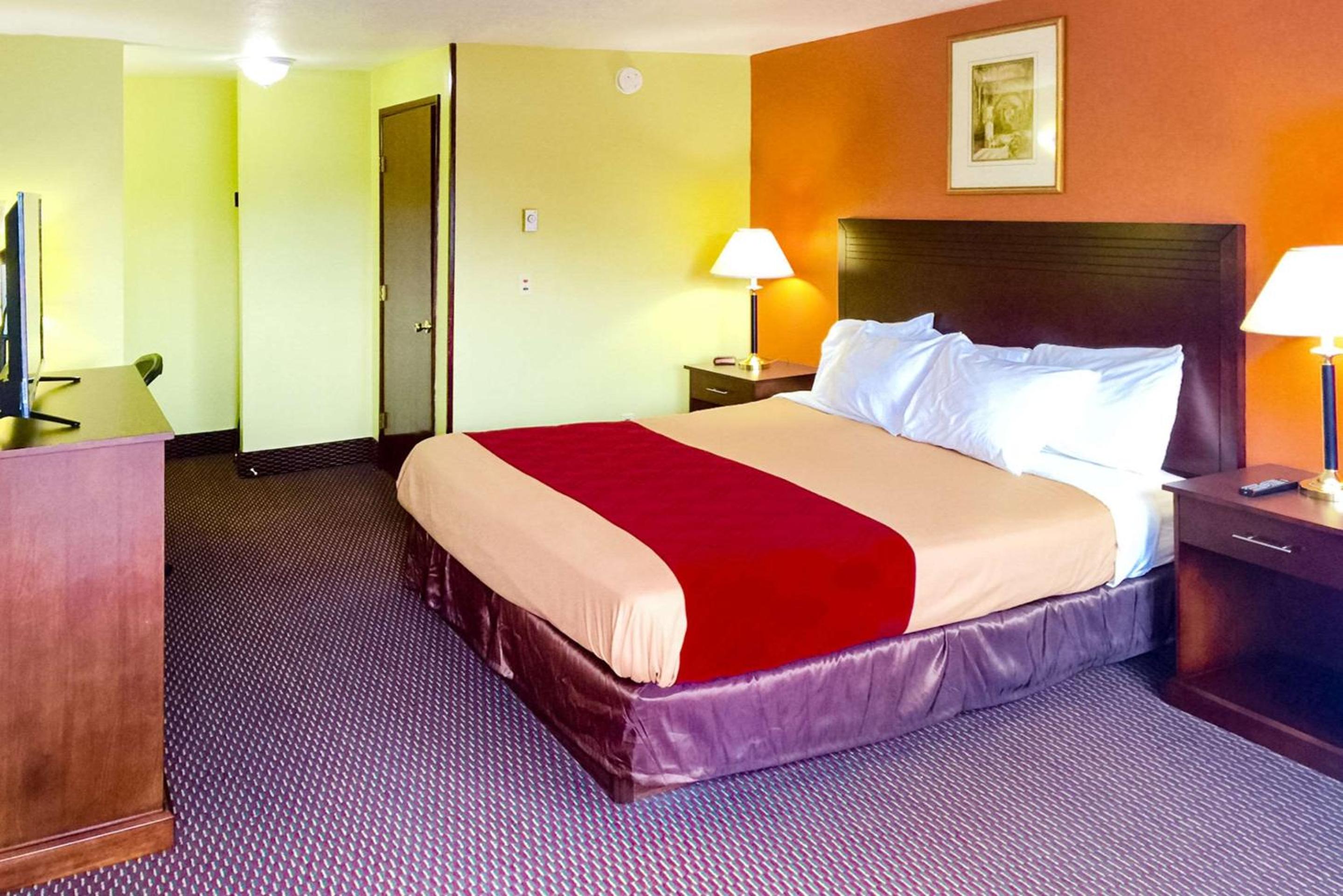 King Room - Non-Smoking - Photo 7