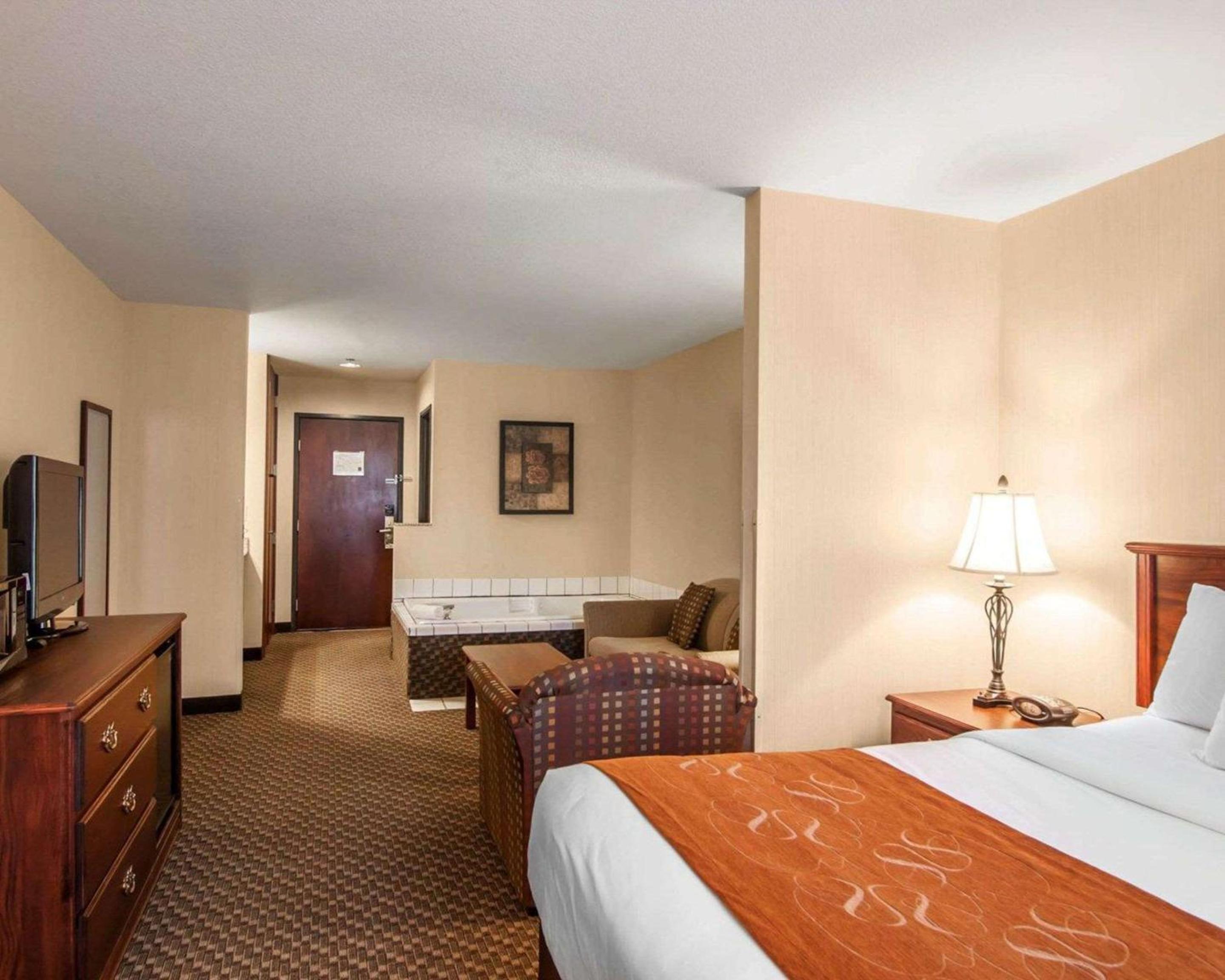 Deluxe King Suite - Non-Smoking - Photo 4