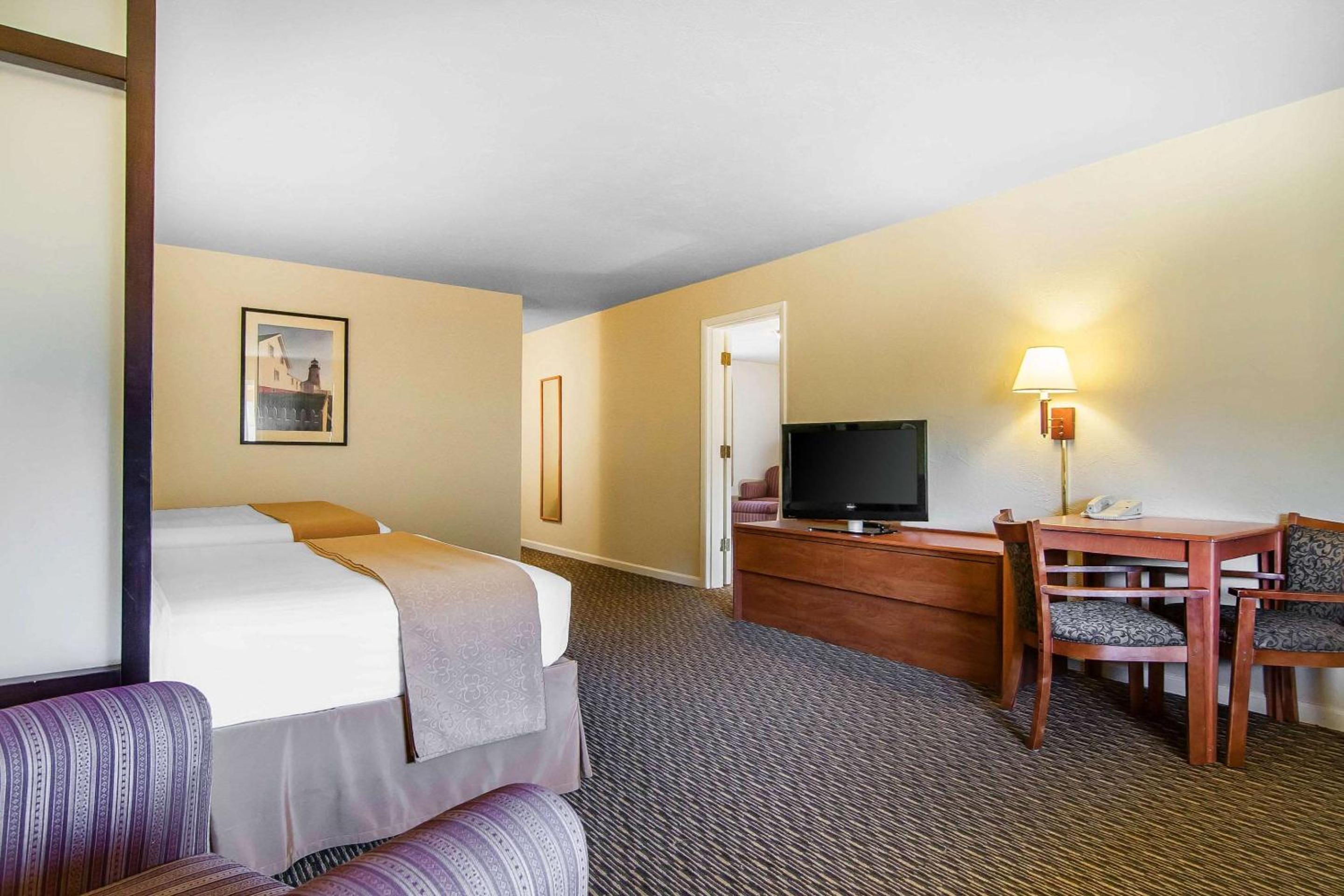 Queen Room with Two Queen Beds - Non-Smoking - Photo 2