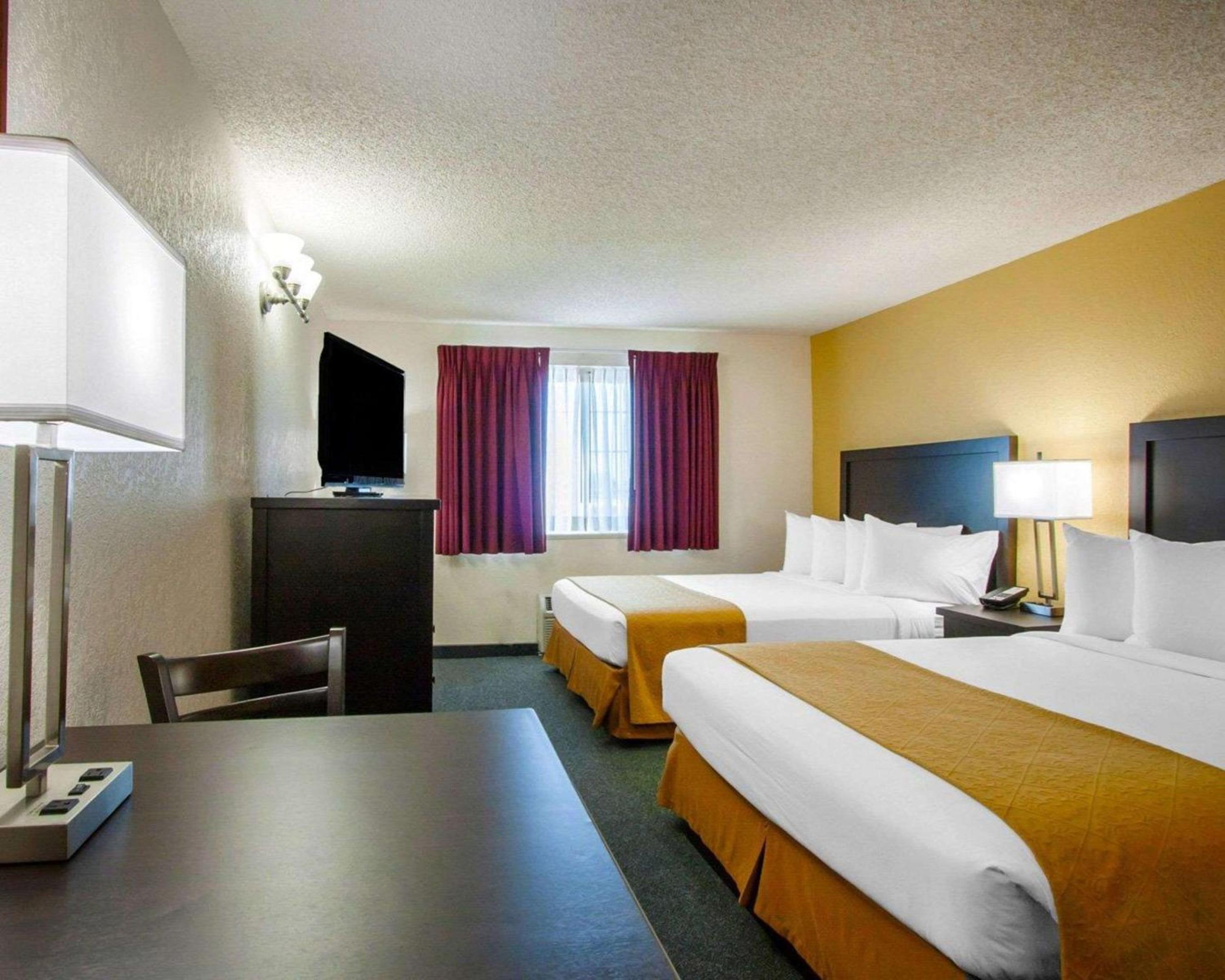 Queen Room with Two Queen Beds - Non-Smoking - Photo 2