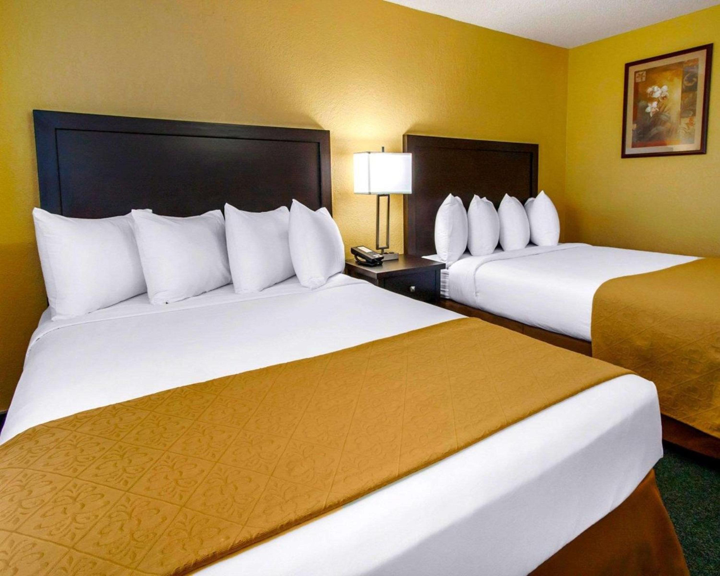 Queen Room with Two Queen Beds - Non-Smoking - Photo 3