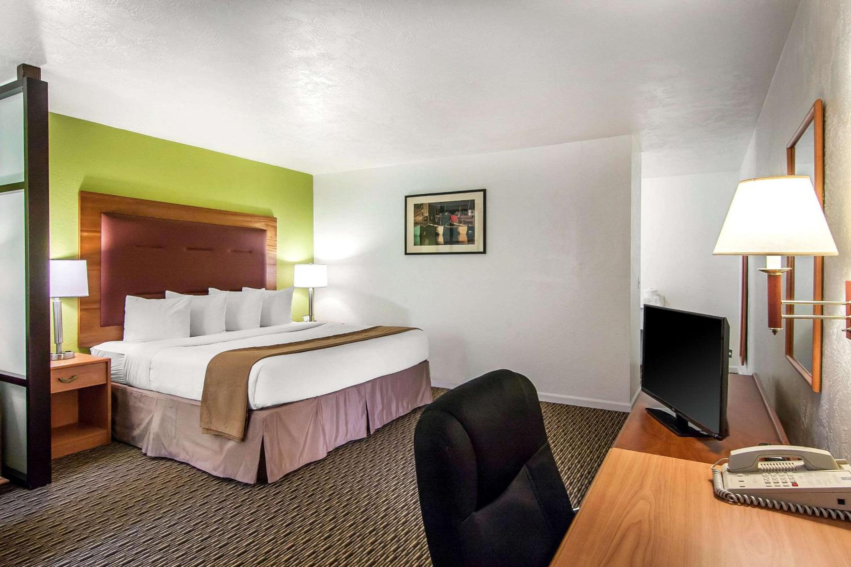 King Suite - Non-Smoking - Photo 6