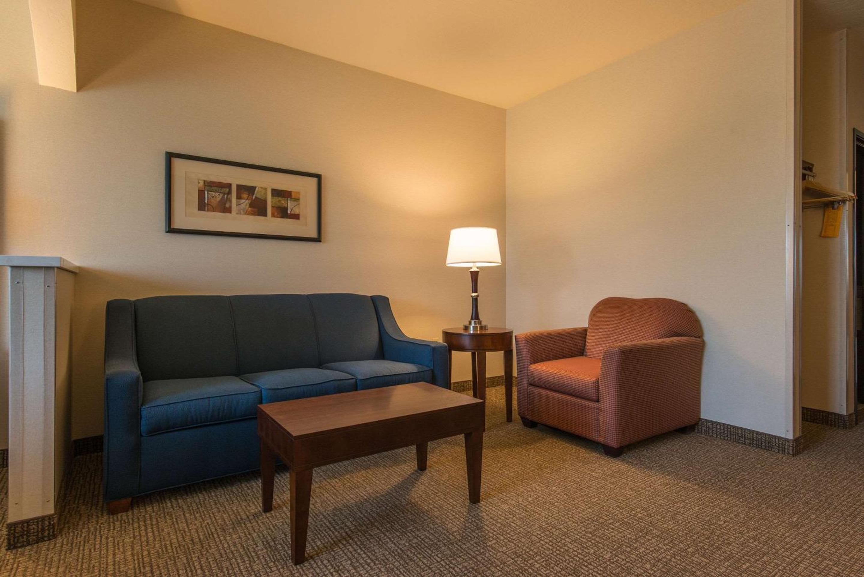 King Suite - Non-Smoking - Photo 3