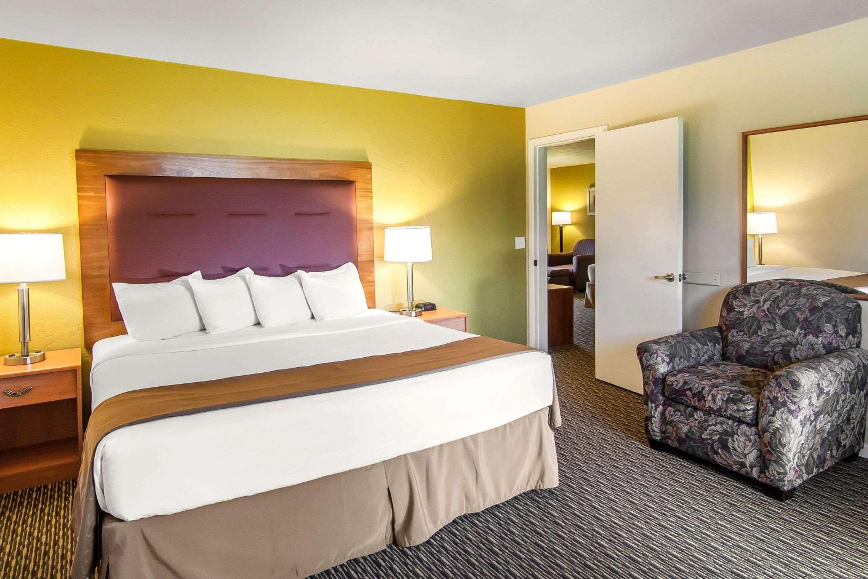 King Room - Non-Smoking - Photo 4