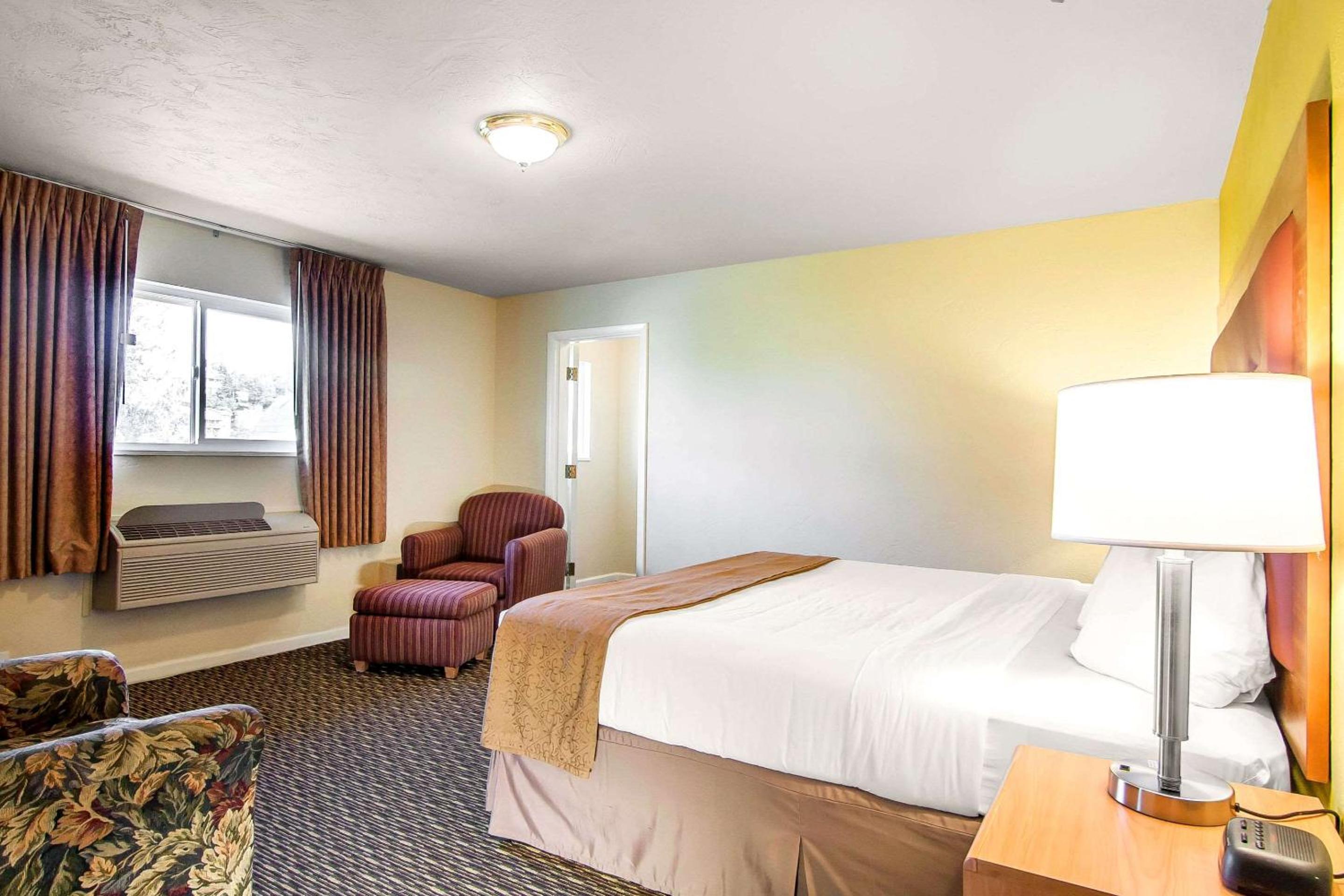 King Room - Non-Smoking - Photo 5