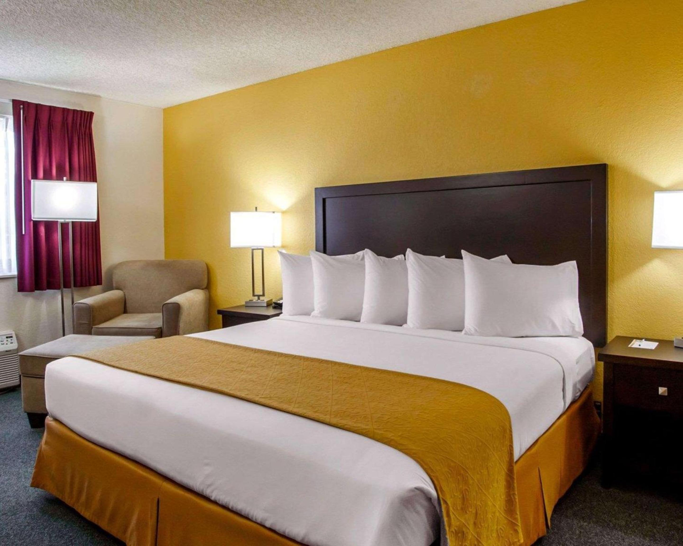 King Room - Non-Smoking - Photo 2