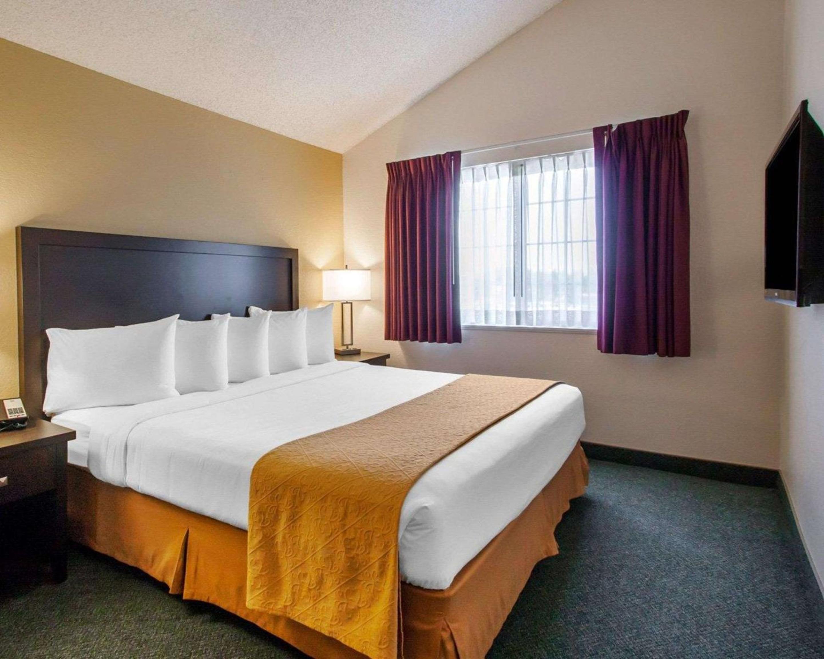 King Suite - Accessible/Non-Smoking photo 1