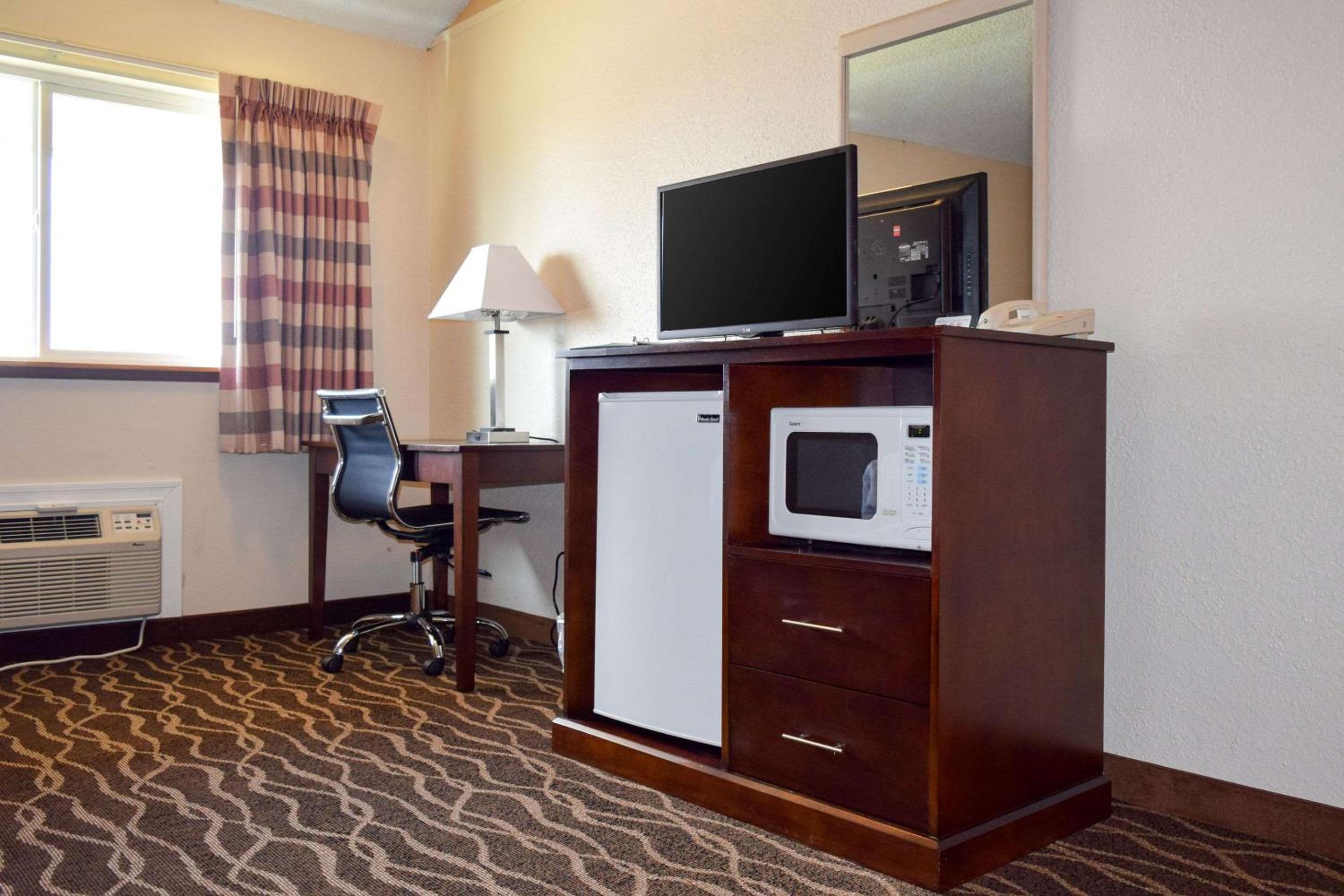 King Room with Golf View - Non-Smoking photo 3
