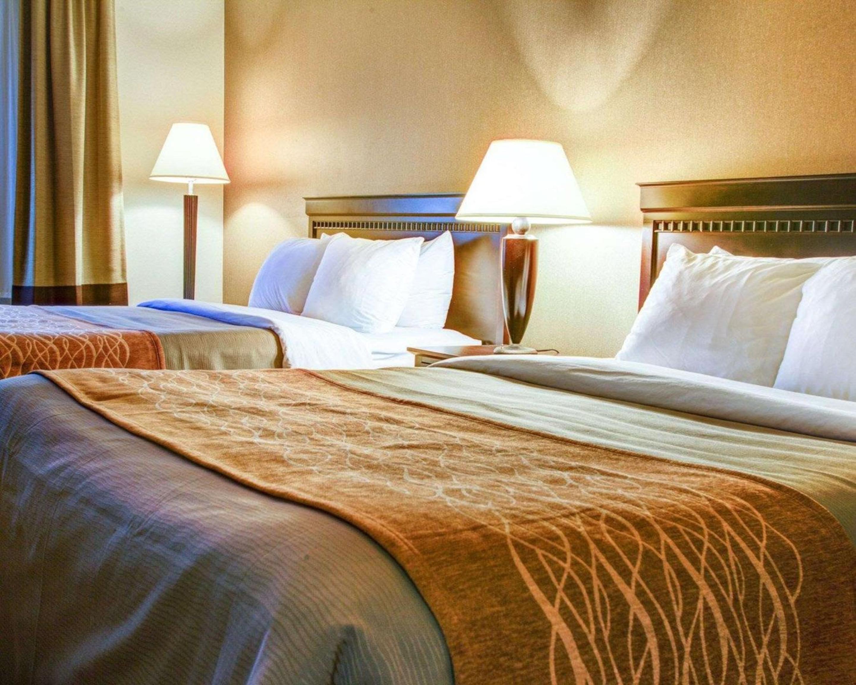 Queen Room with Two Queen Beds - Non-Smoking - Photo 2
