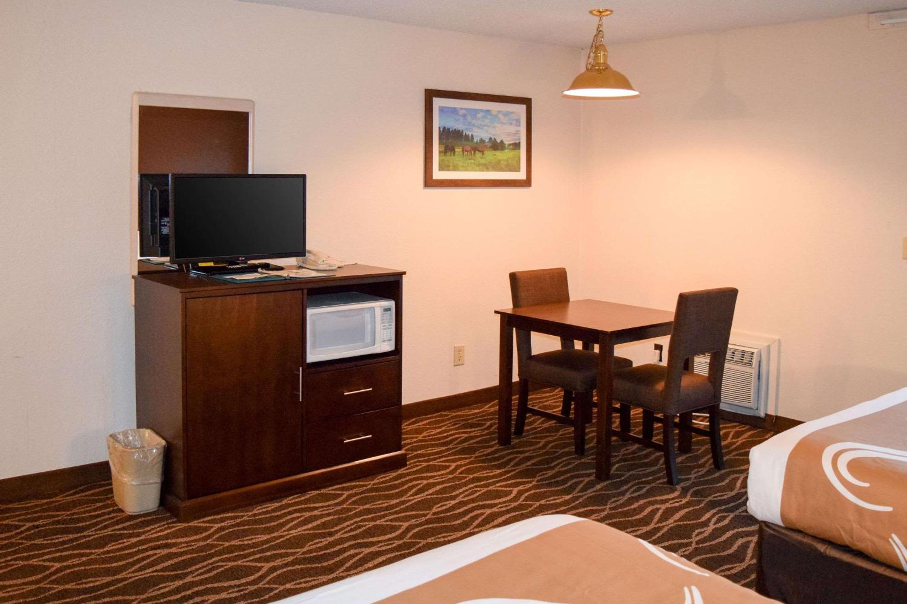 Deluxe Queen Room with Two Queen Beds - Non Smoking photo 3