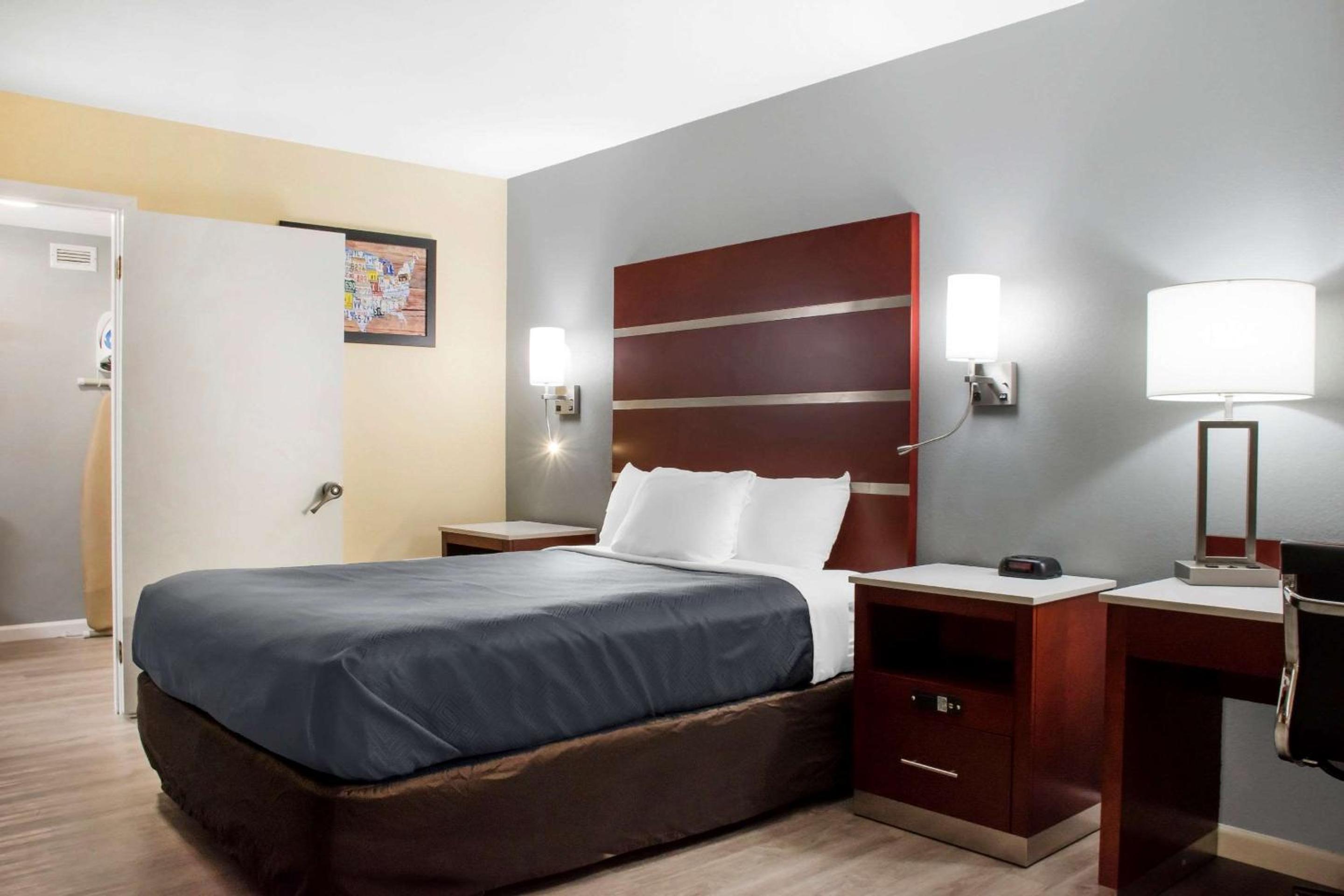 Queen Room - Accessible/Non-Smoking - Photo 1
