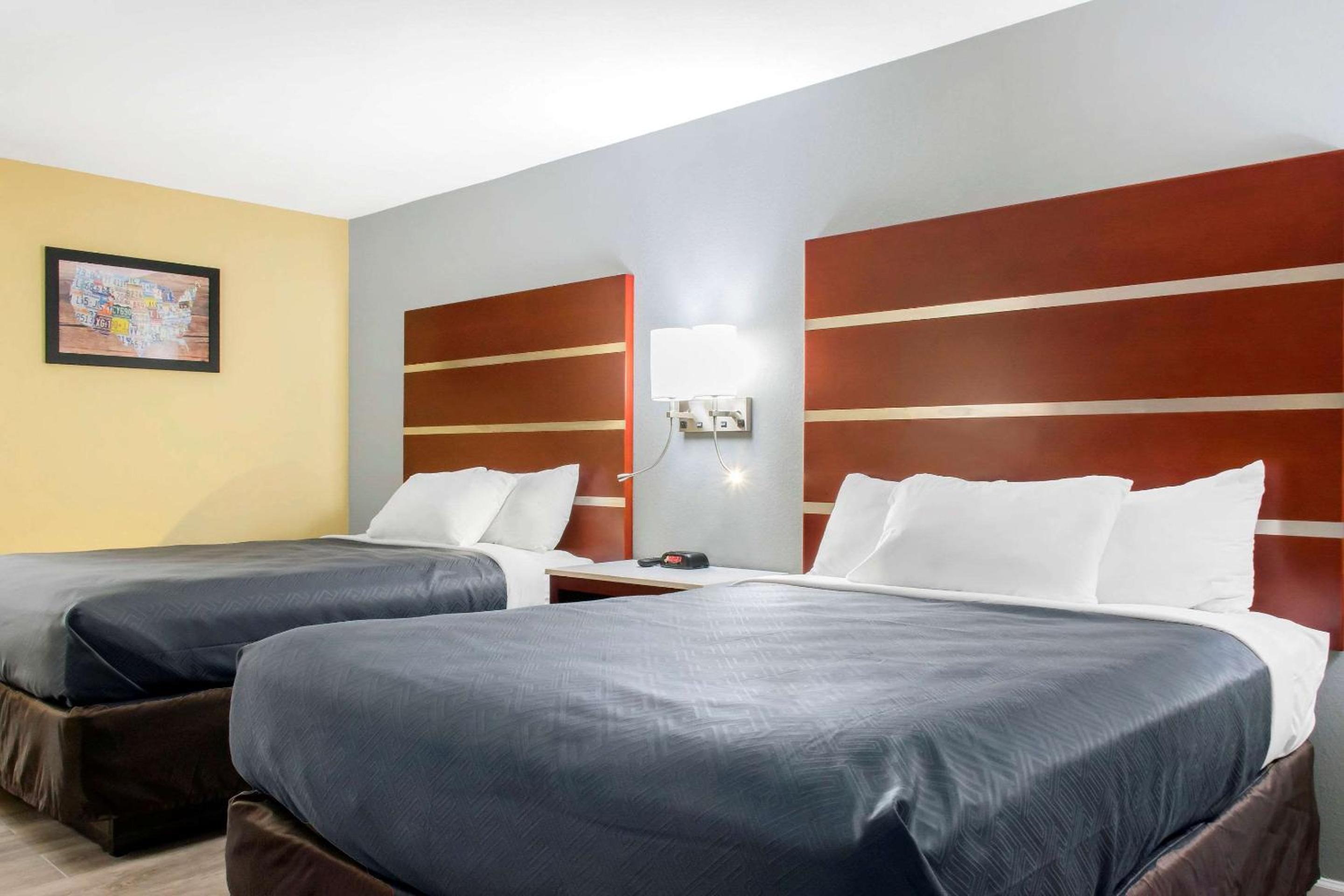 Standard Queen Room with Two Queen Beds - Non-Smoking - Photo 1