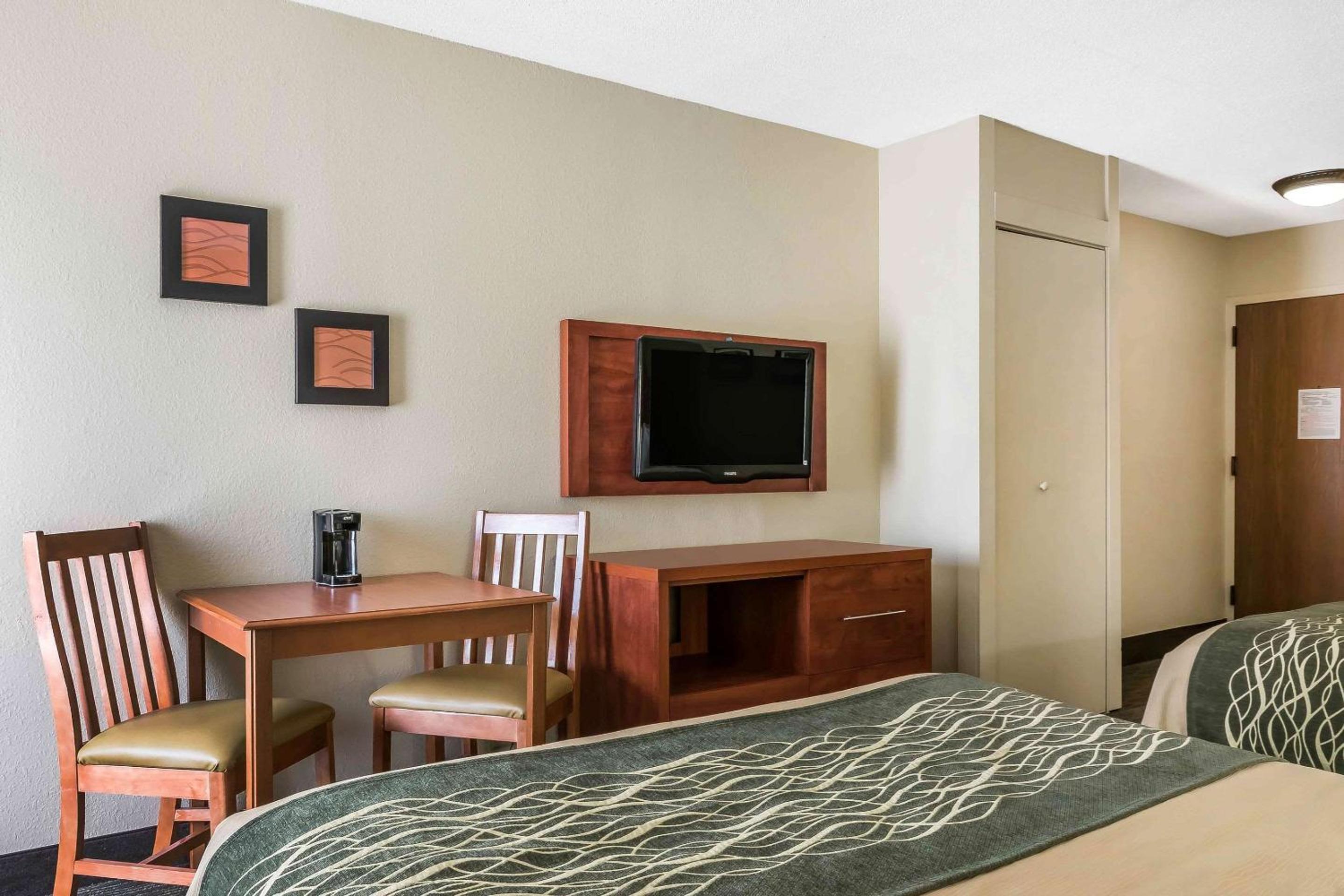 Queen Room with Two Queen Beds - Non-Smoking - Photo 3