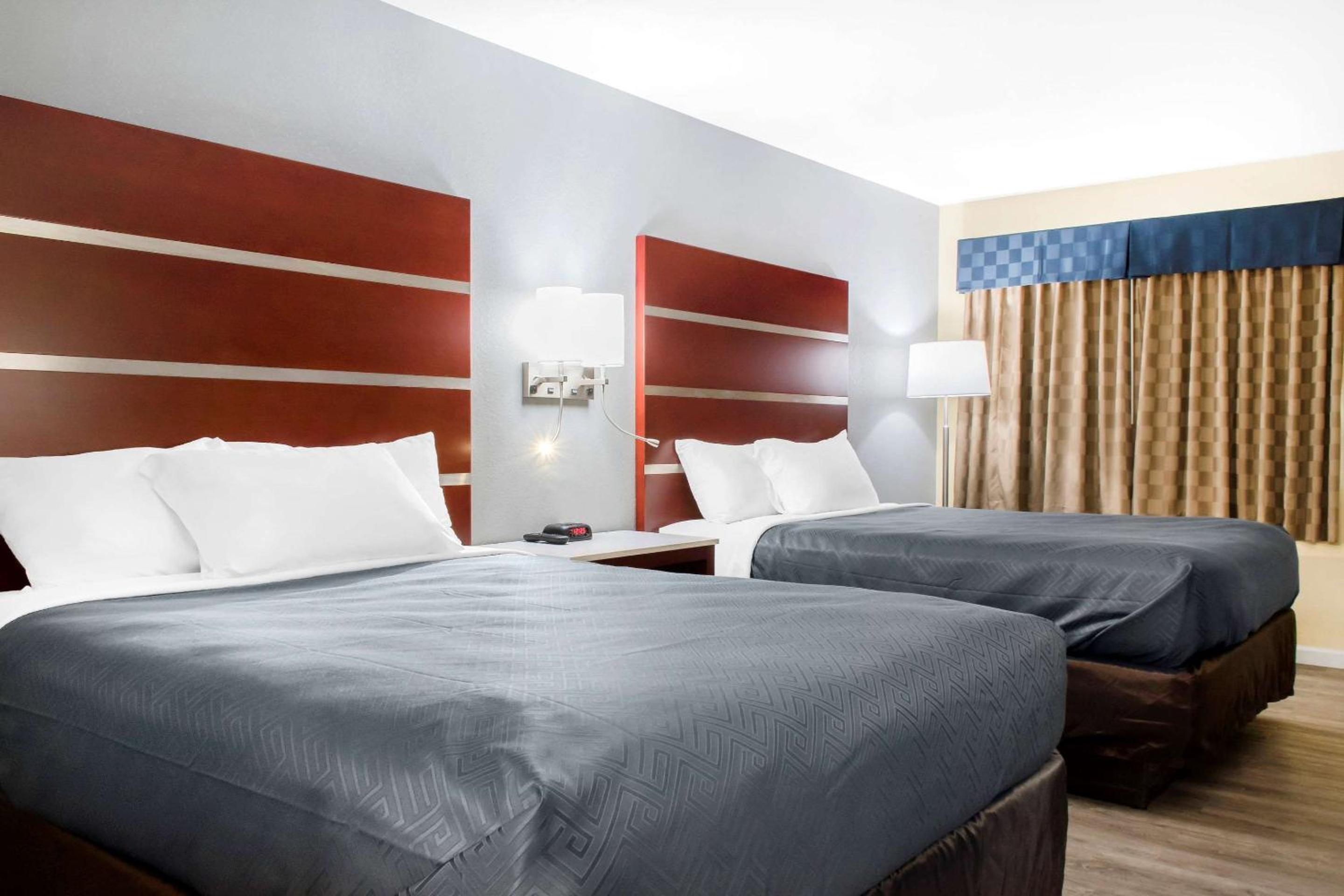 Standard Queen Room with Two Queen Beds - Non-Smoking - Photo 3