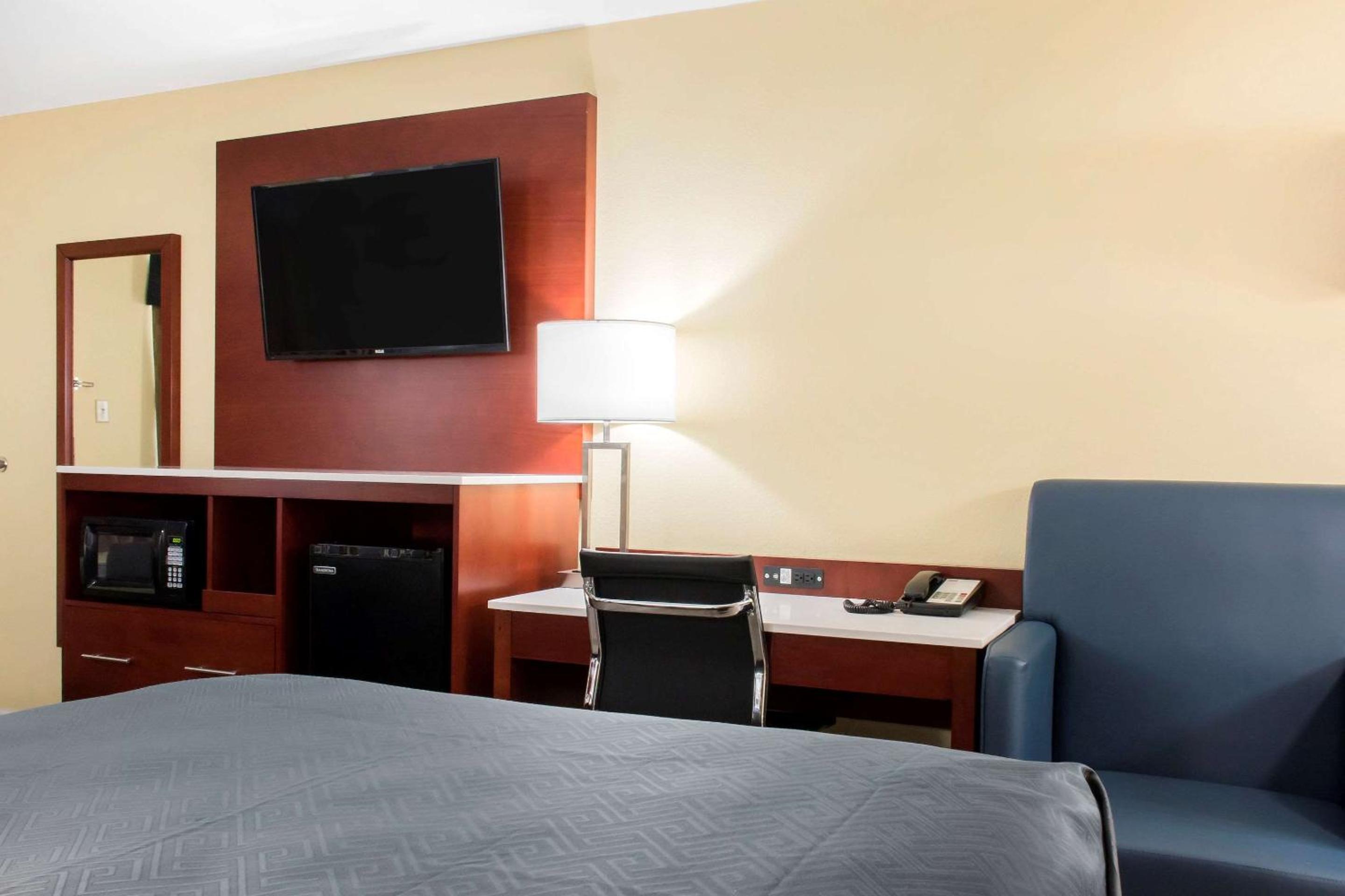 Standard Queen Room with Two Queen Beds - Non-Smoking - Photo 5