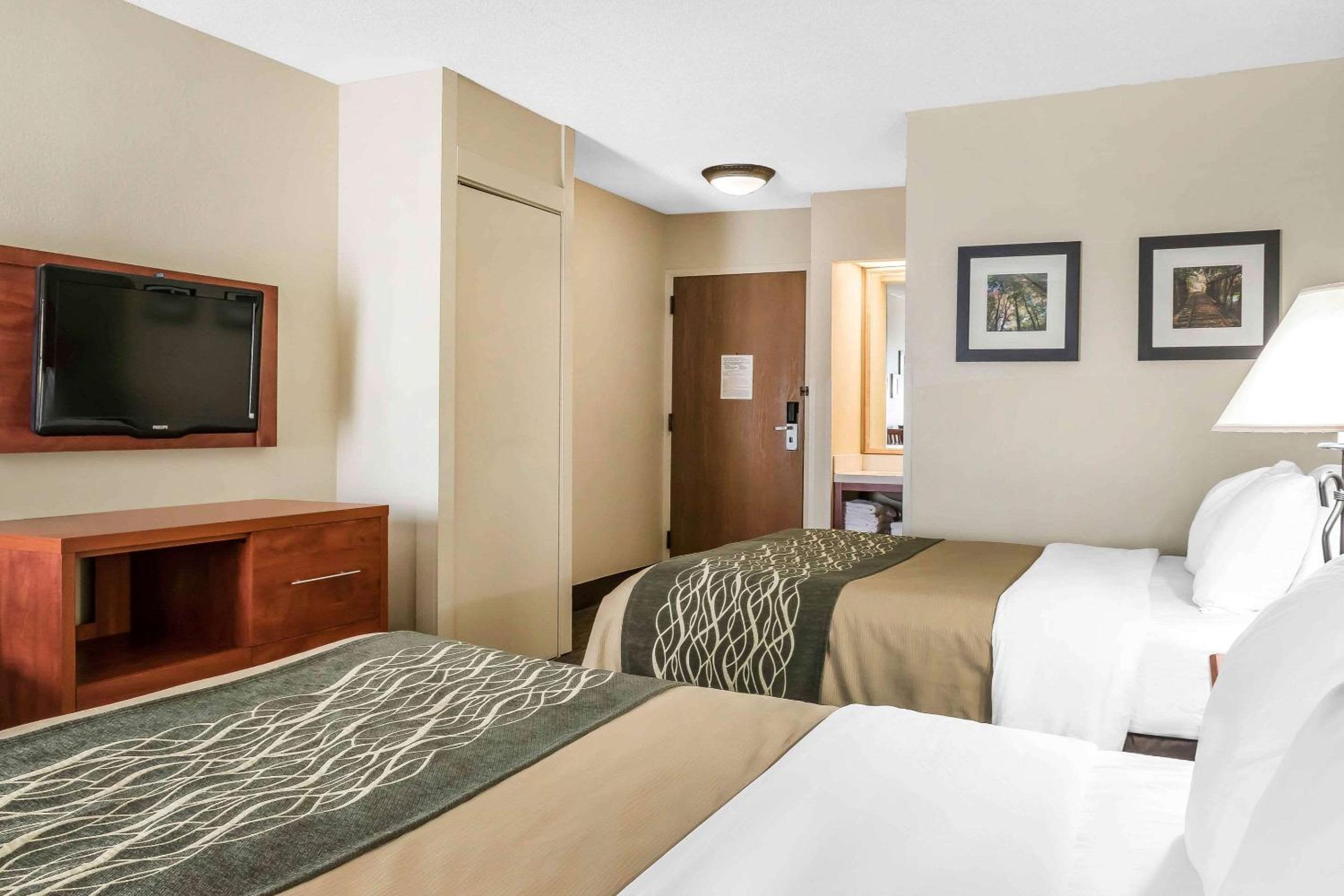 Queen Room with Two Queen Beds - Non-Smoking - Photo 5