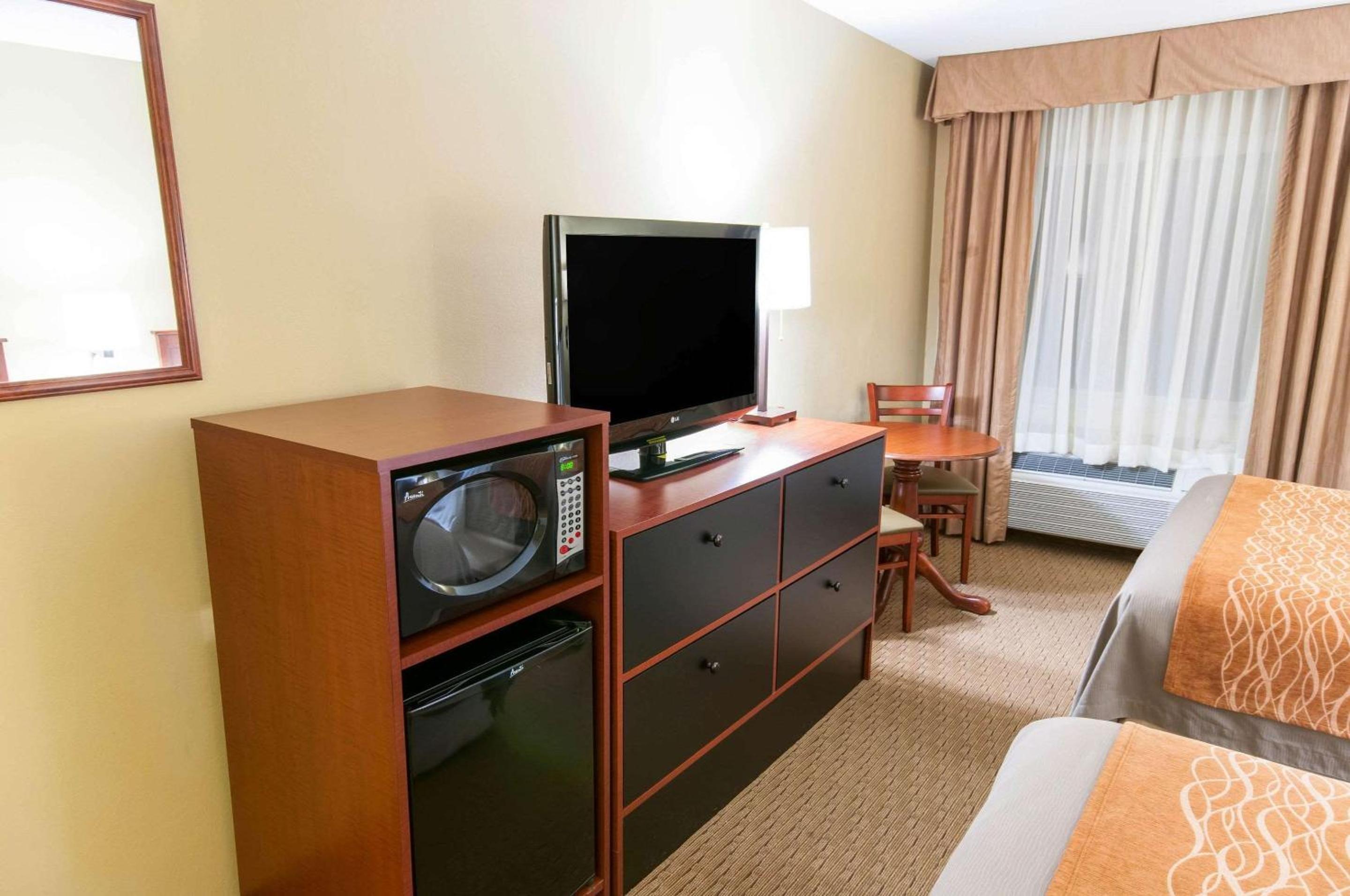 Non-Smoking Queen Room with Two Queen Beds - Photo 1