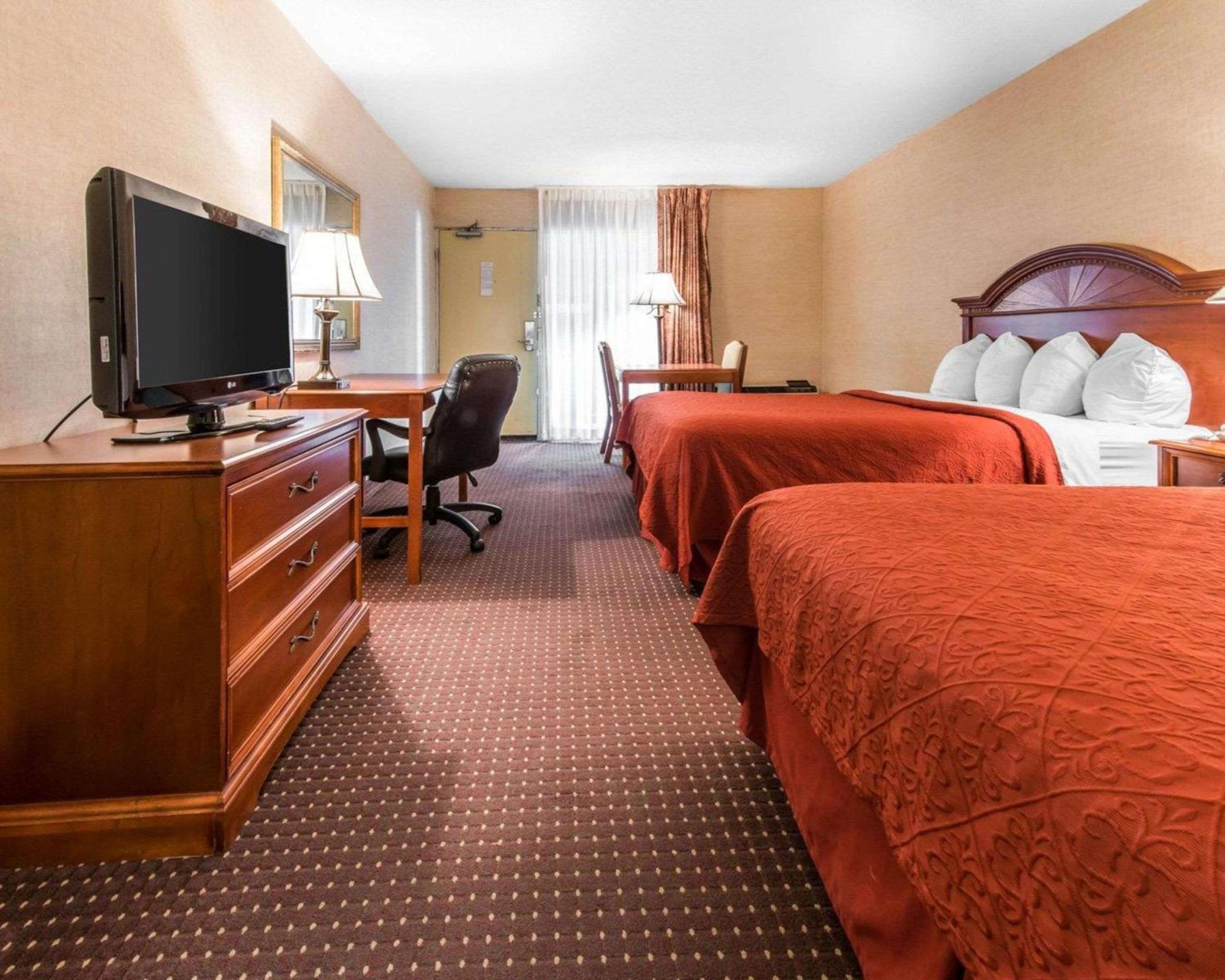 Queen Room with Two Queen Beds - Non-Smoking/Not Pet Friendly - Photo 3
