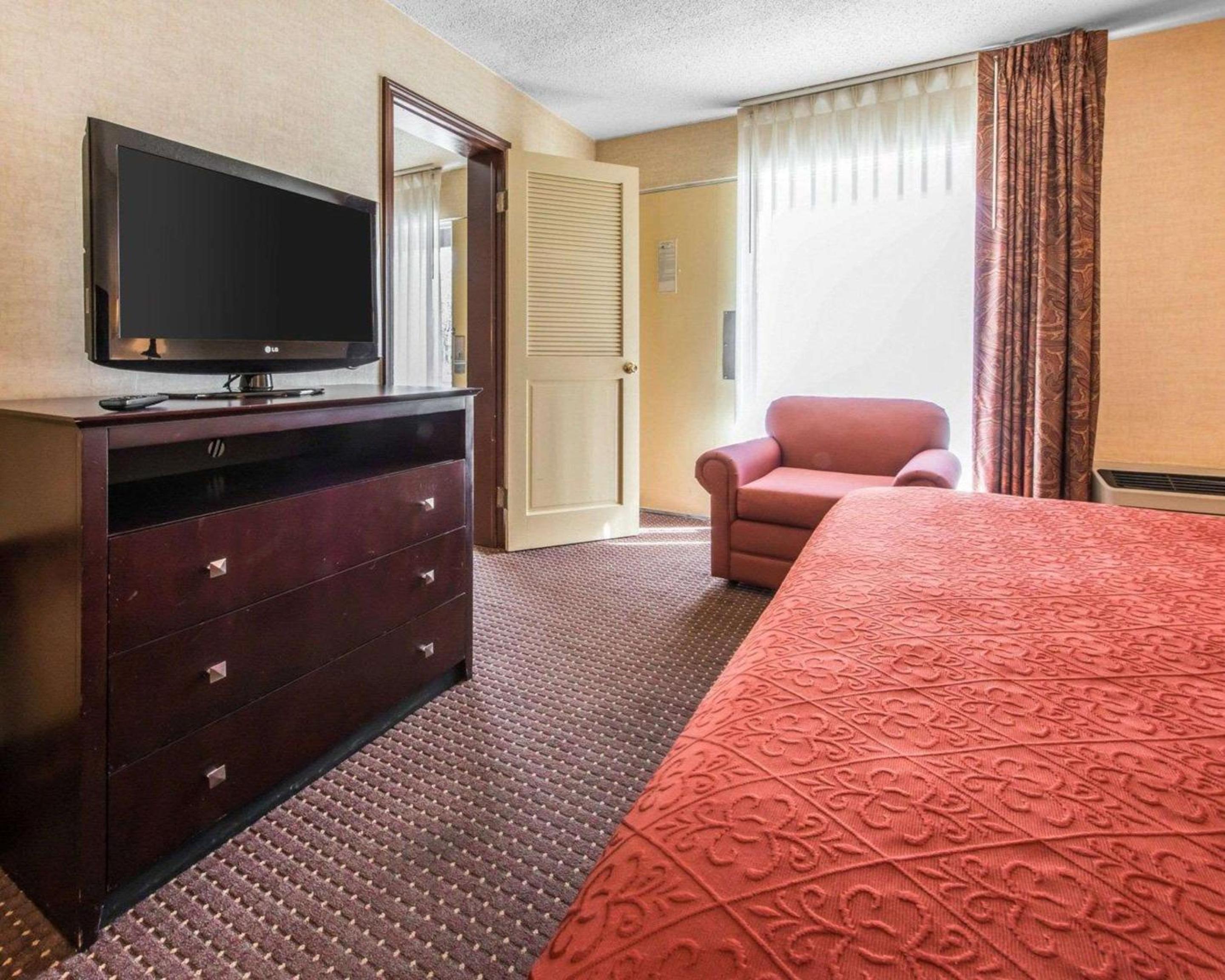 King Suite with Sofa Bed - Non-Smoking - Photo 3