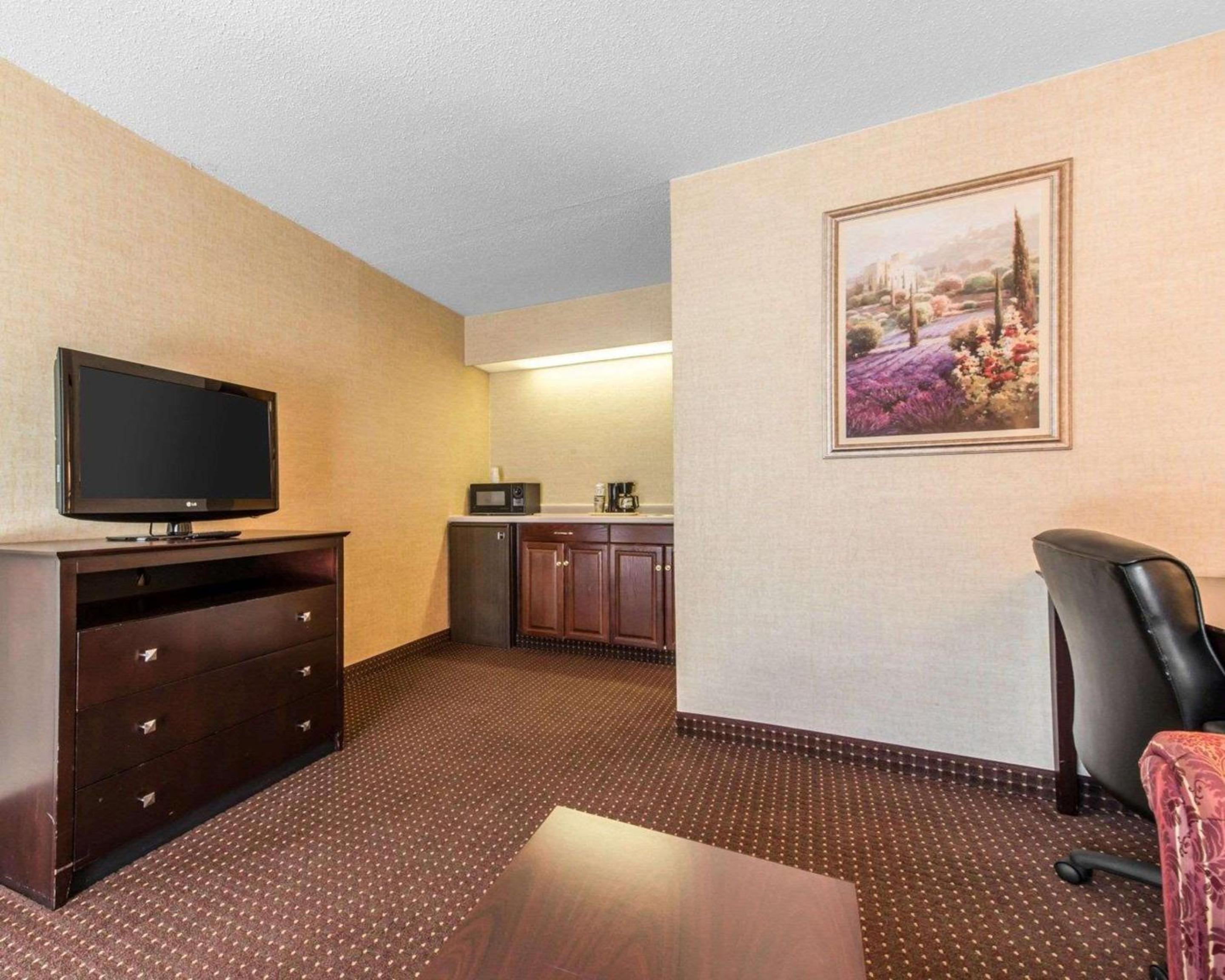 King Suite with Sofa Bed - Non-Smoking - Photo 2