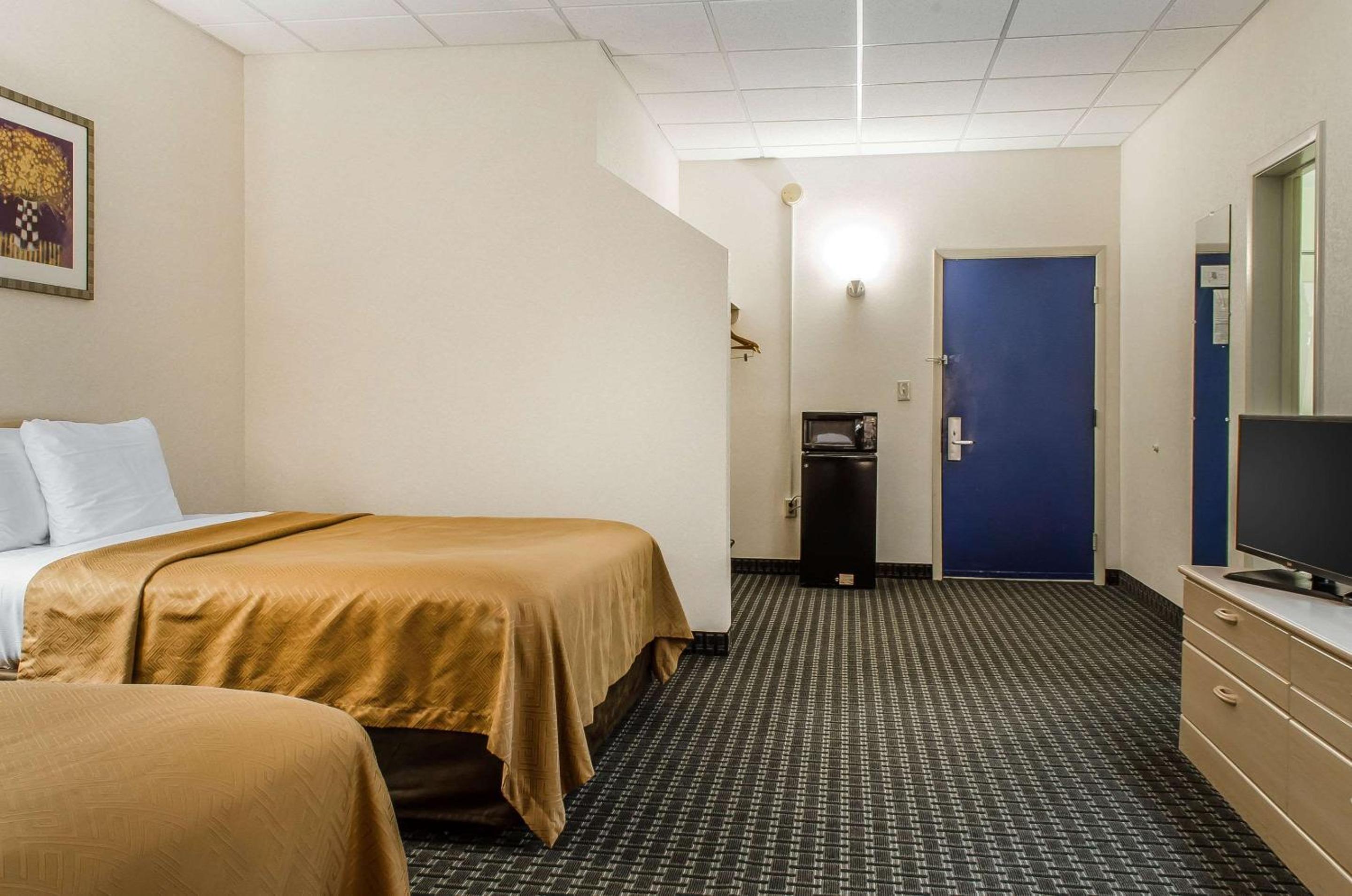 Queen Room With Two Queen Beds - Non-Smoking - Photo 2