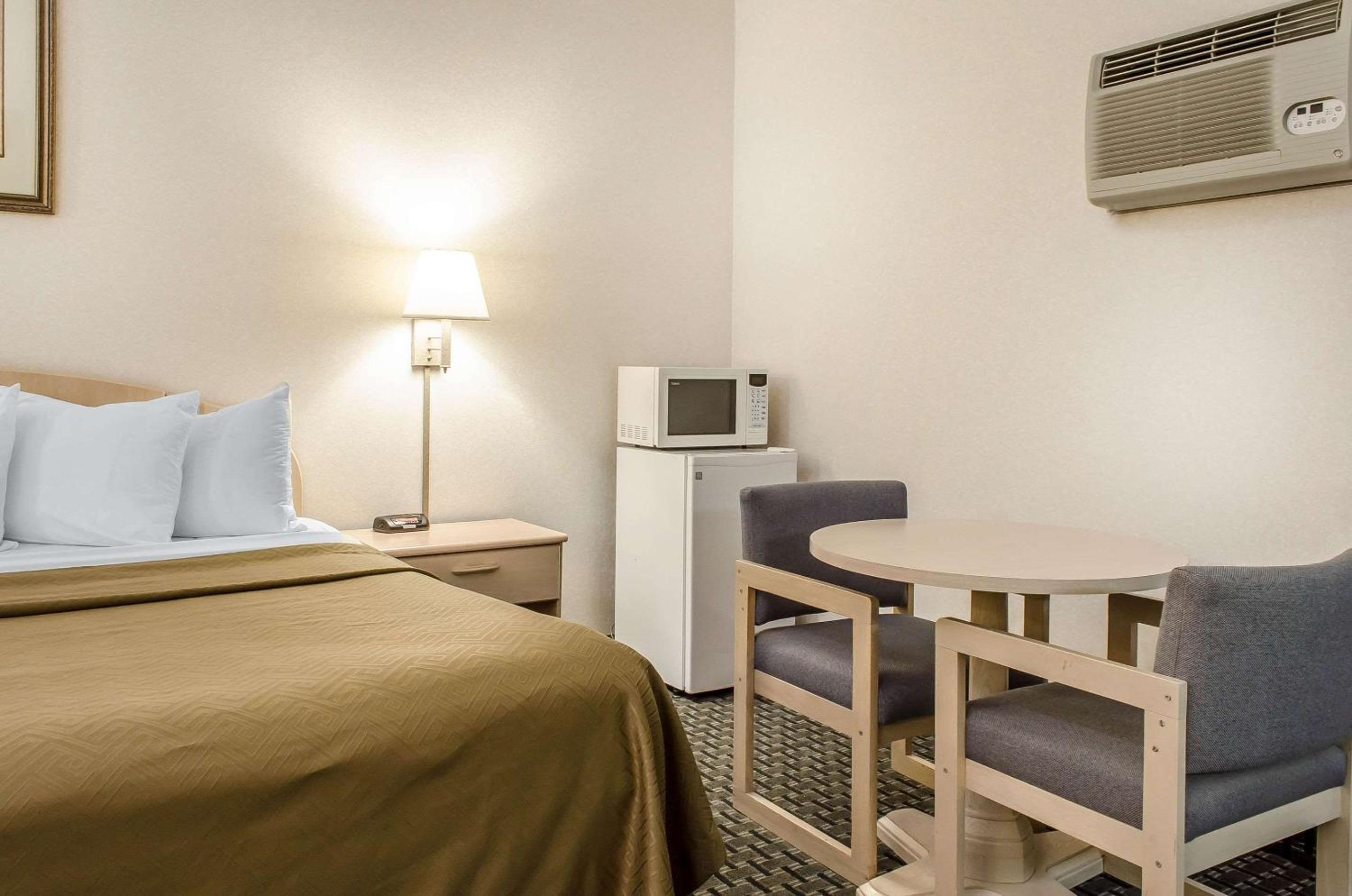 King Room - Non-Smoking - Photo 4