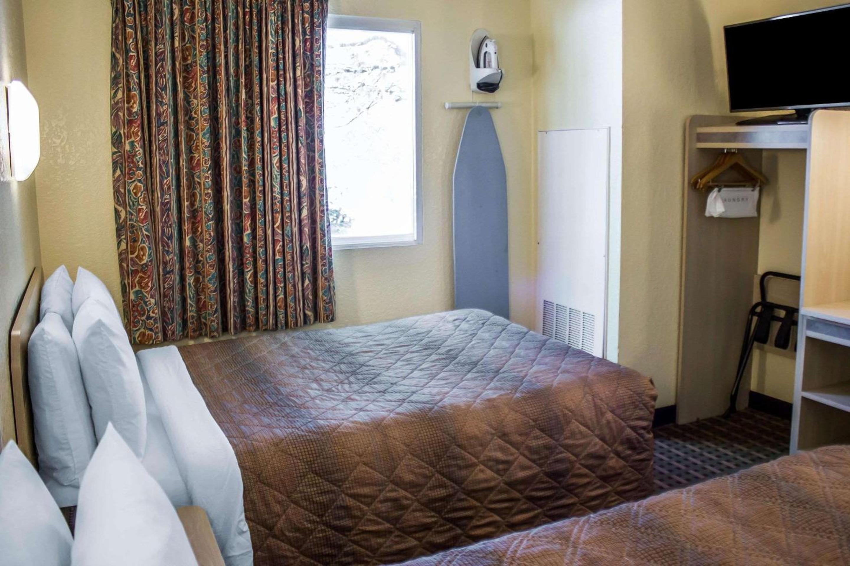 Double Room with Two Double Beds - Smoking - Photo 1
