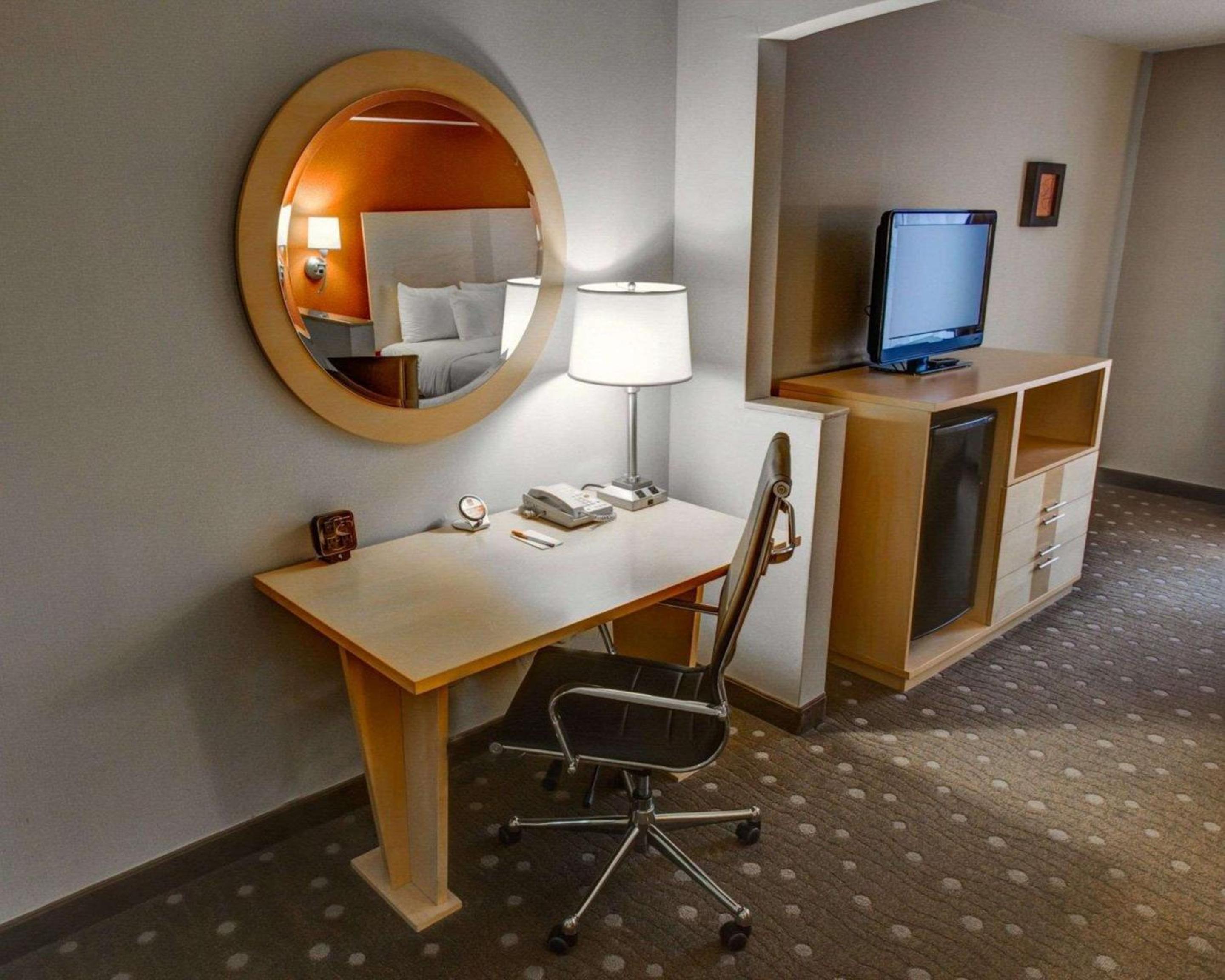 King Suite - Non-Smoking - Photo 2