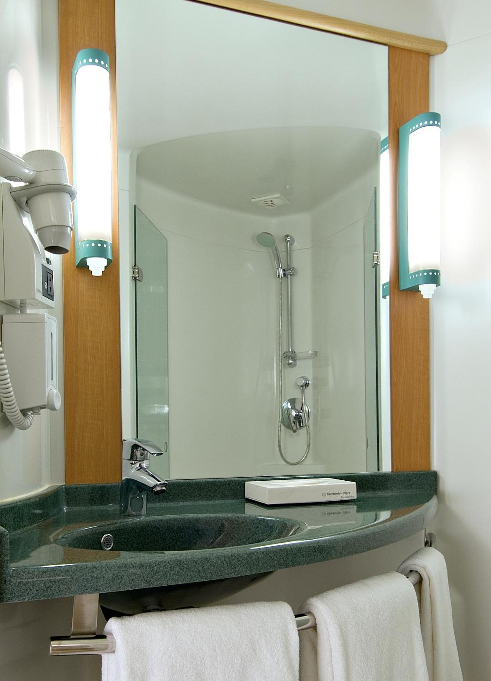 Standard Room with 2 Single Beds - Photo 4