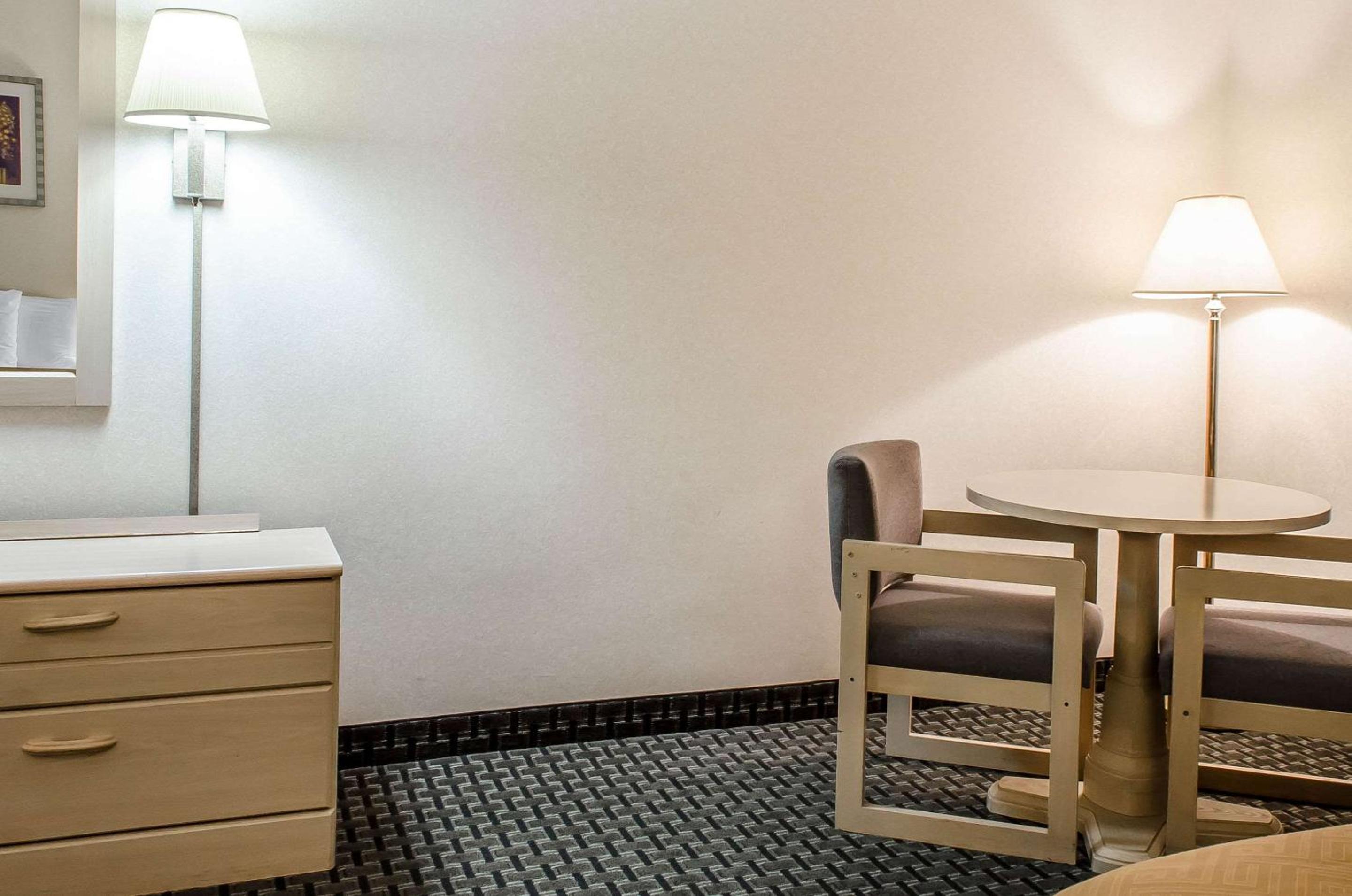 Queen Room With Two Queen Beds - Non-Smoking - Photo 3