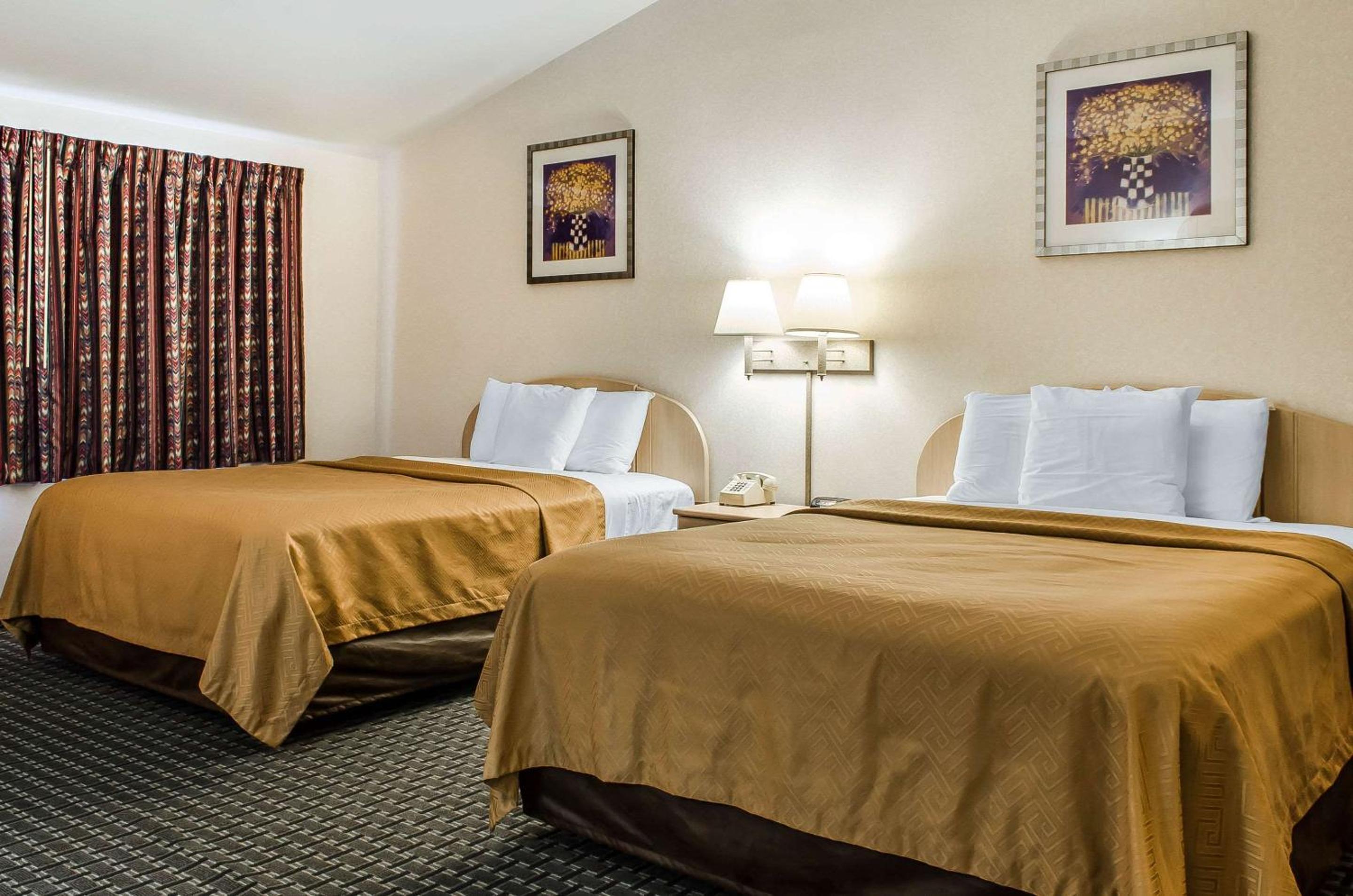 Queen Room With Two Queen Beds - Non-Smoking - Photo 4