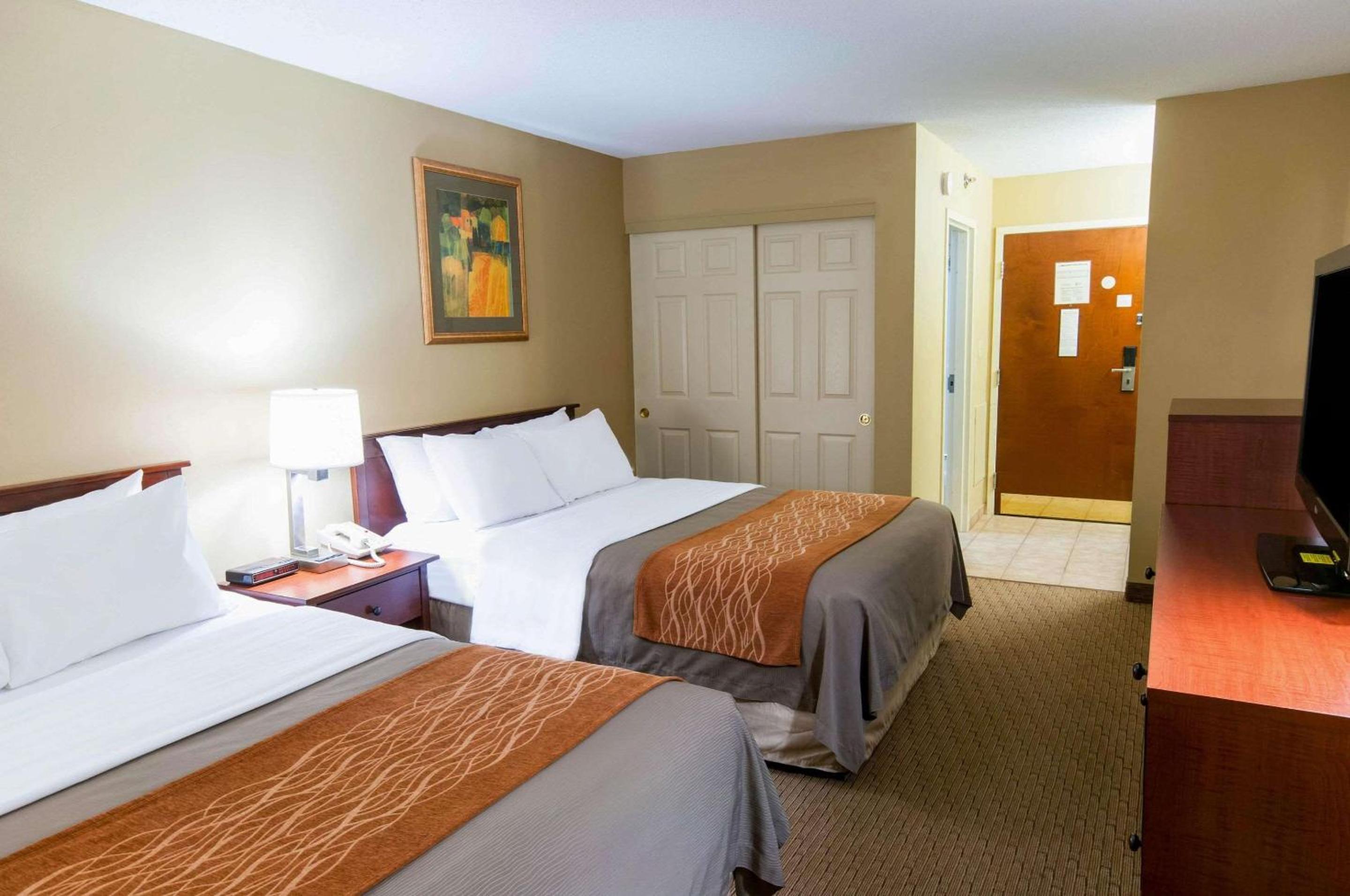 Non-Smoking Queen Room with Two Queen Beds - Photo 4