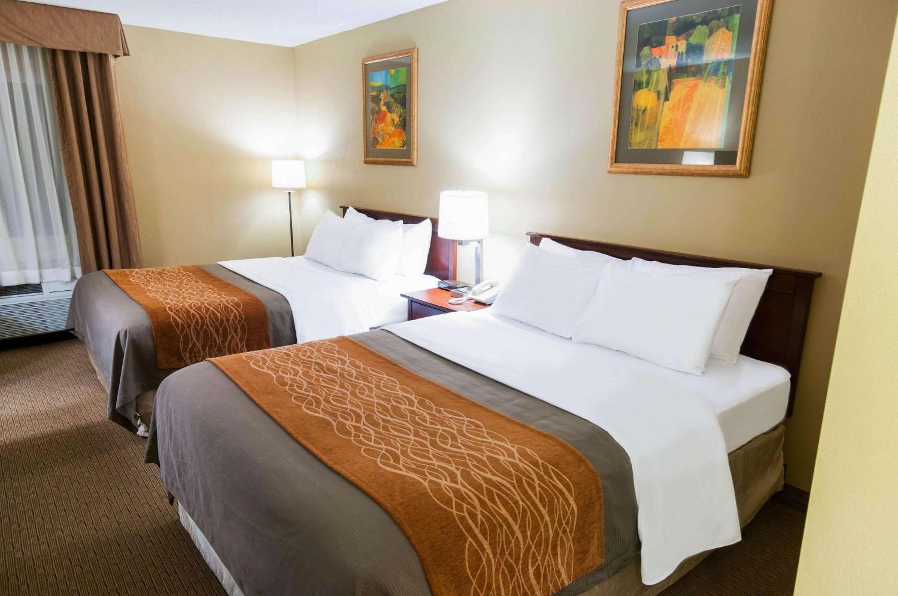 Non-Smoking Queen Room with Two Queen Beds - Photo 2