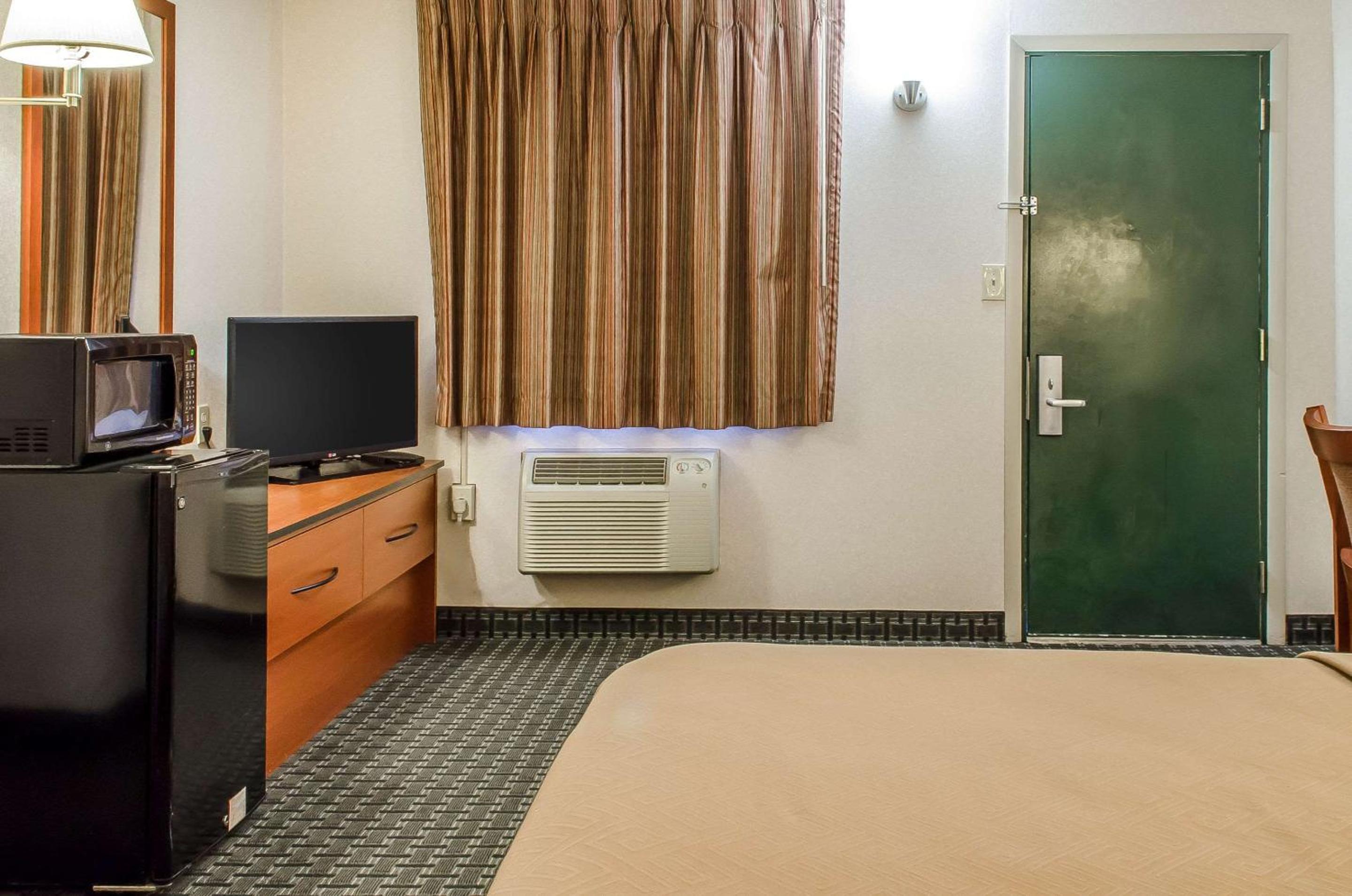 Queen Room - Non-Smoking - Photo 4