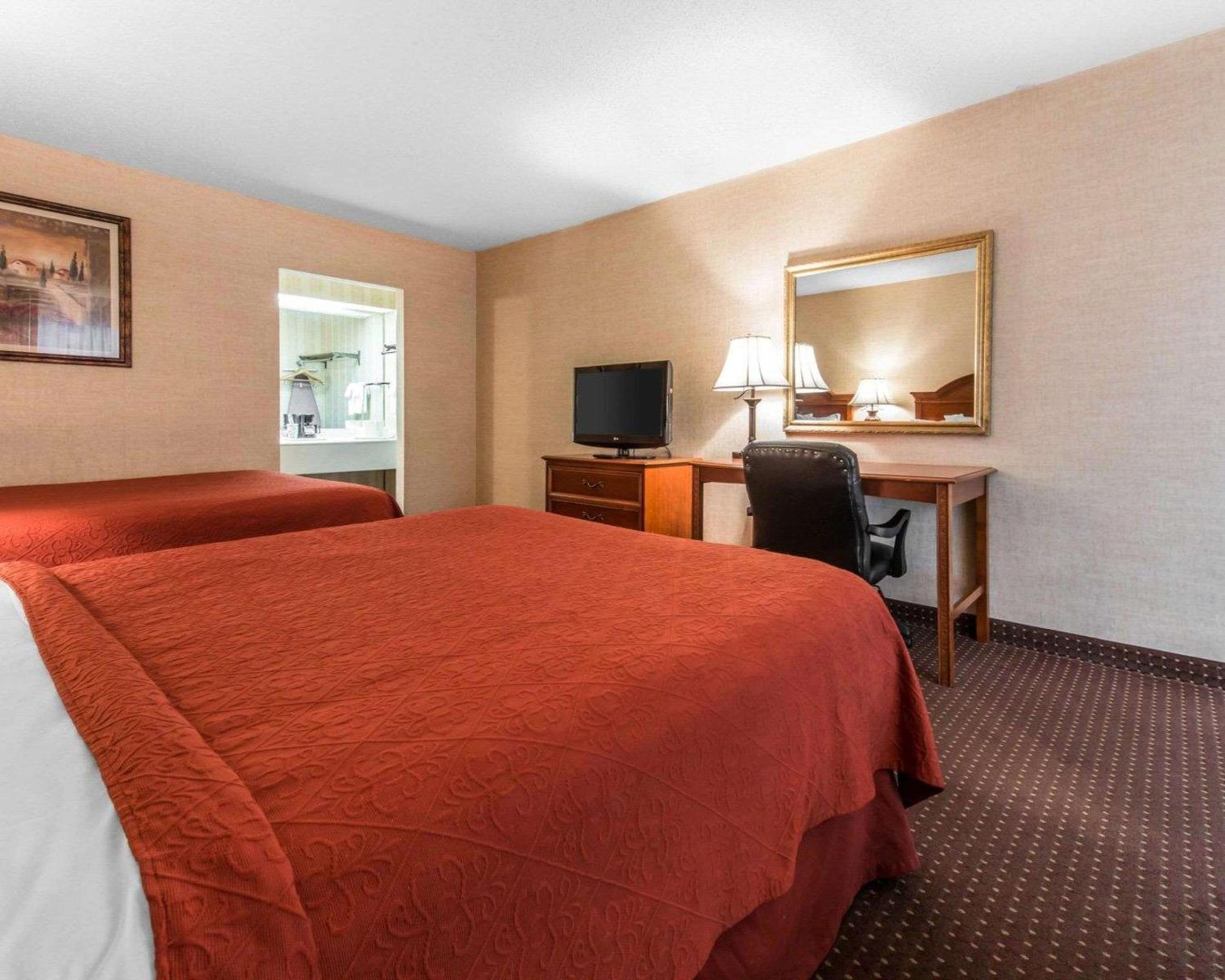 Queen Room with Two Queen Beds - Non-Smoking/Not Pet Friendly - Photo 2